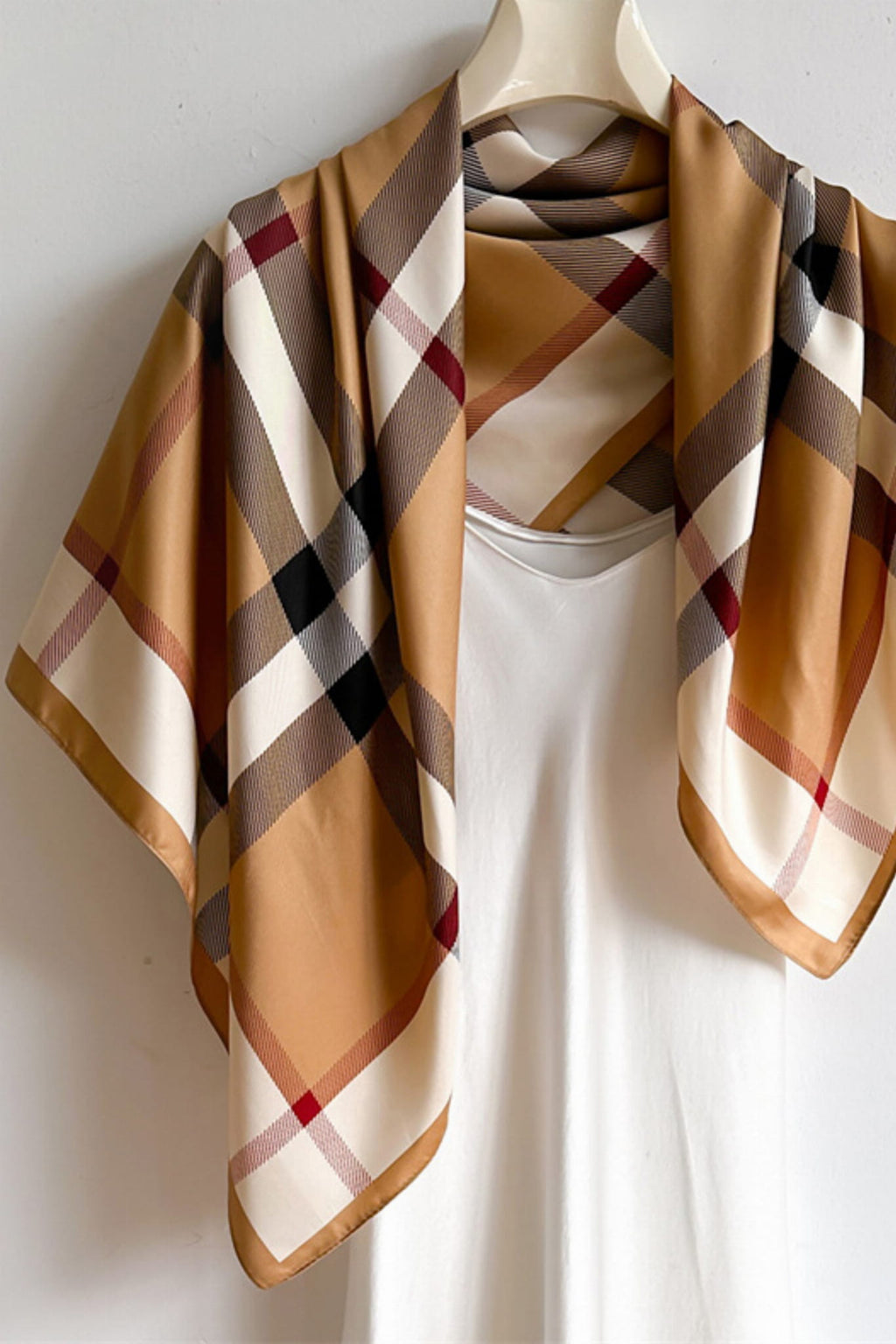 Detal apaszki w kratę, ukazujący ciepłe odcienie karmelu, beżu, czerni i czerwieni | KAMEA | Spironik.pl