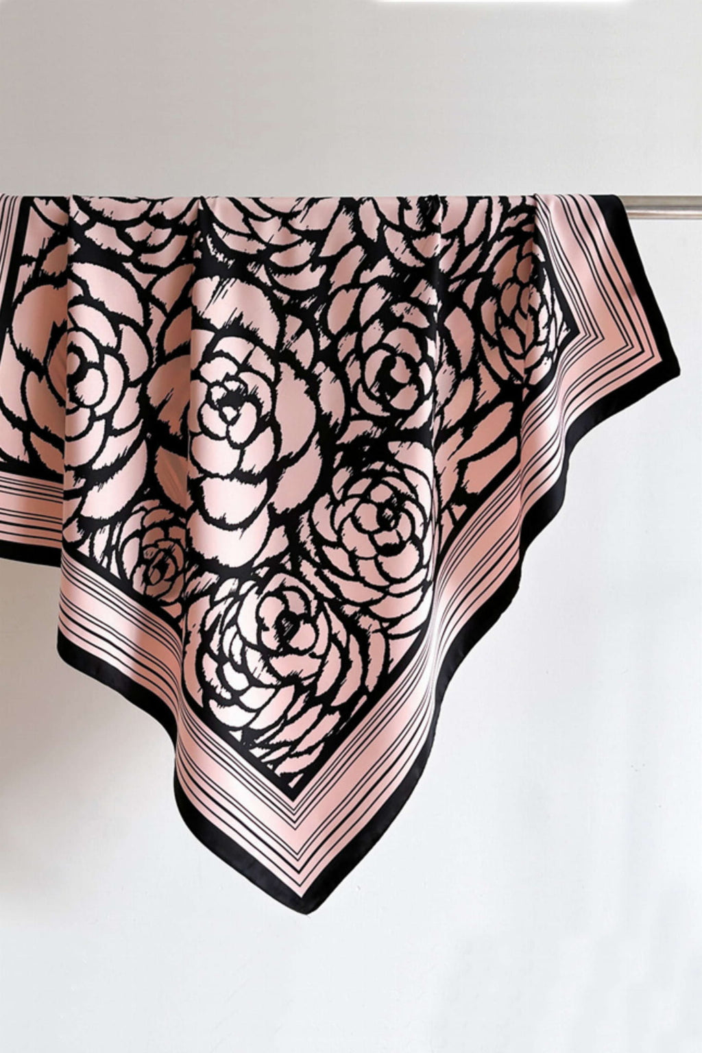 Apaszka, Model: F282-2//T38//17, Kolor: różowy, Skład materiału: 100% Poliester, Przeznaczenie: Wielosezonowe, Wymiary(długość/szerokość): 90cm/90cm