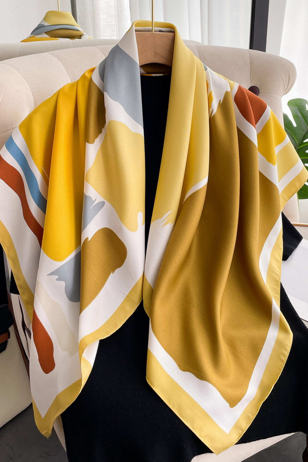 Detal apaszki „Kolorowe Bloki” z imitacji jedwabiu, ukazujący artystyczny wzór i fakturę materiału | KAMEA | Spironik.pl