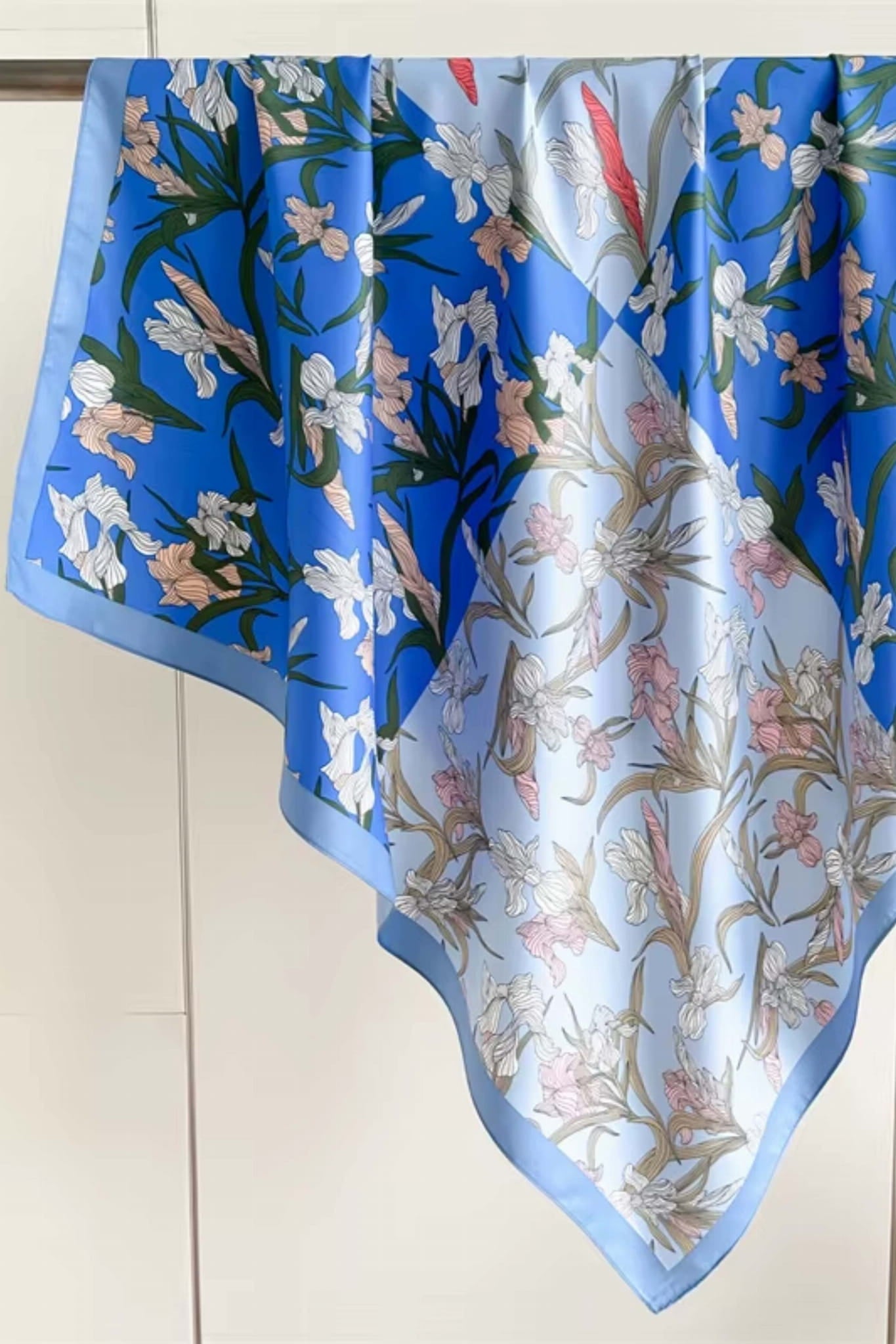 Detal apaszki „Błękitny Irys” ukazujący subtelny florystyczny motyw i pastelowe akcenty | KAMEA | Spironik.pl