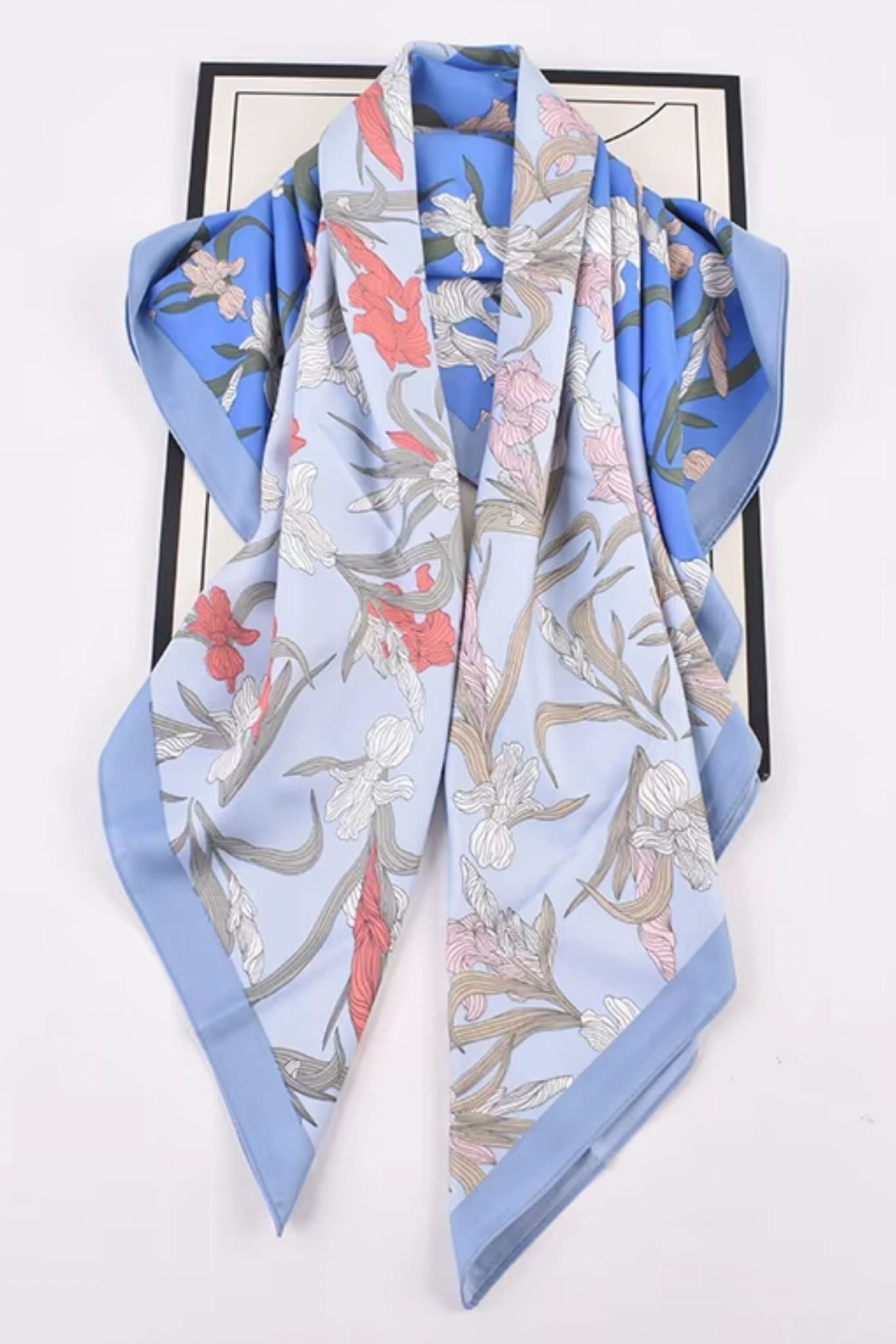 Przód apaszki z widocznym wzorem irysów w kolorach błękitu, różu i zieleni | KAMEA | Spironik.pl