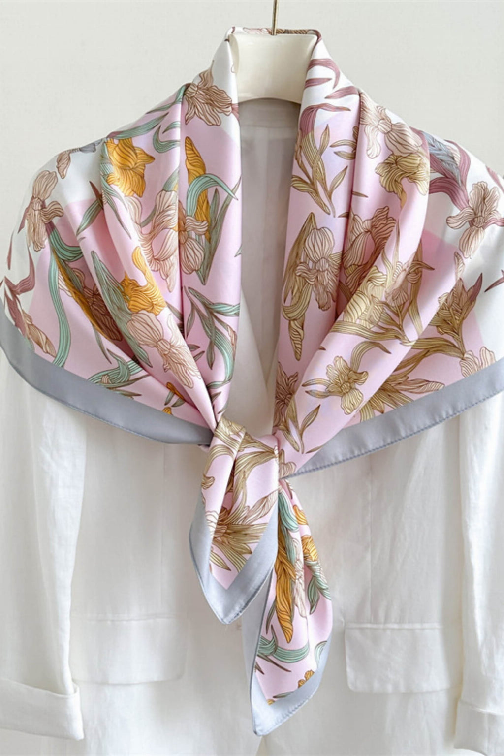 Detal apaszki 90x90 cm z imitacji jedwabiu, ukazujący ręcznie rysowane kwiaty | KAMEA | Spironik.pl