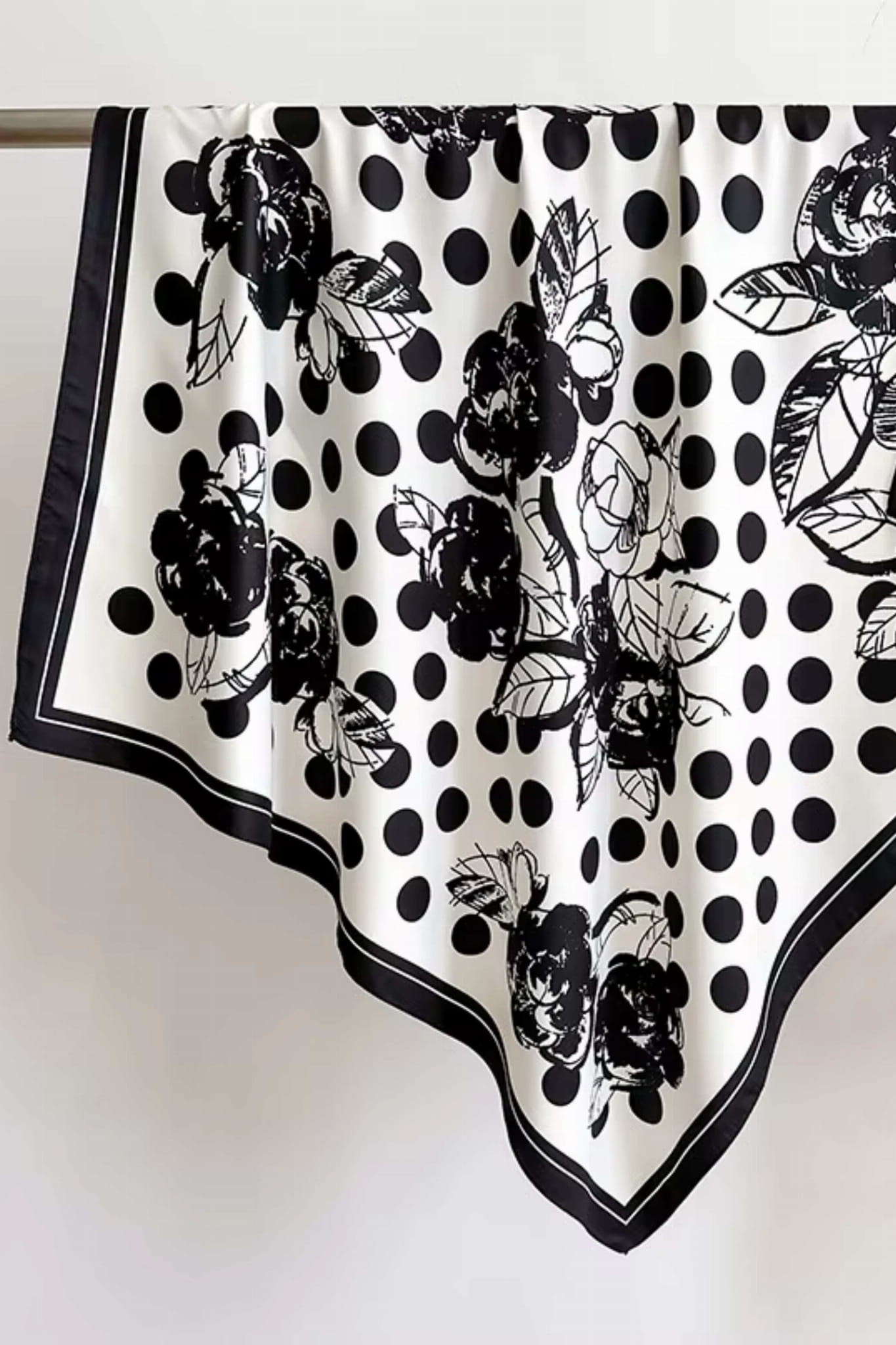 Apaszka, Model: F263-1//T35//14, Kolor: biały, Skład materiału: 100% Poliester, Przeznaczenie: Wielosezonowe, Wymiary(długość/szerokość): 90cm/90cm (Apaszka, zdjęcie 2)