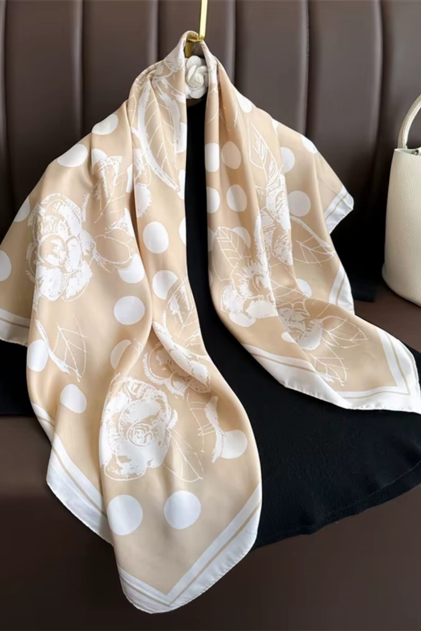 Apaszka, Model: F263-2//T35//14, Kolor: beżowy, Skład materiału: 100% Poliester, Przeznaczenie: Wielosezonowe, Wymiary(długość/szerokość): 90cm/90cm (Apaszka, zdjęcie 2)