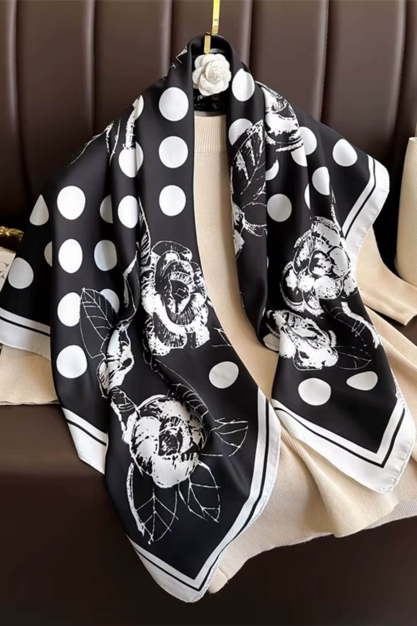 Apaszka, Model: F263-3//T35//14, Kolor: czarny, Skład materiału: 100% Poliester, Przeznaczenie: Wielosezonowe, Wymiary(długość/szerokość): 90cm/90cm