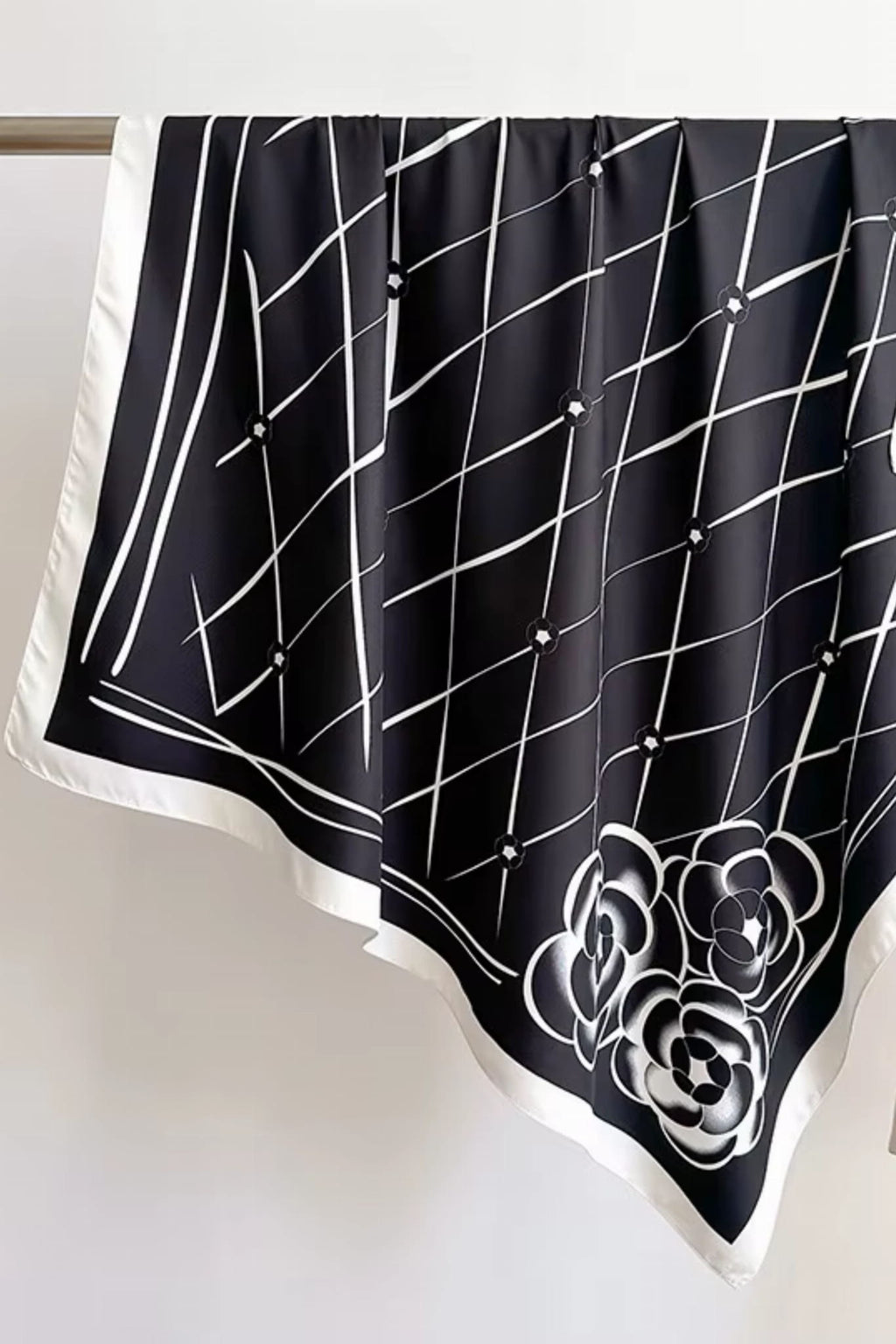 Detal apaszki „Czarna Klasyka” z geometrycznym wzorem i stylizowanymi kwiatami | KAMEA | Spironik.pl