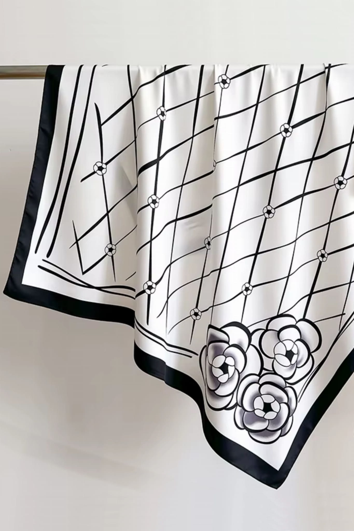 Apaszka w formacie 90x90 cm, idealna do noszenia jako chusta na szyję lub ozdoba włosów | KAMEA | Spironik.pl