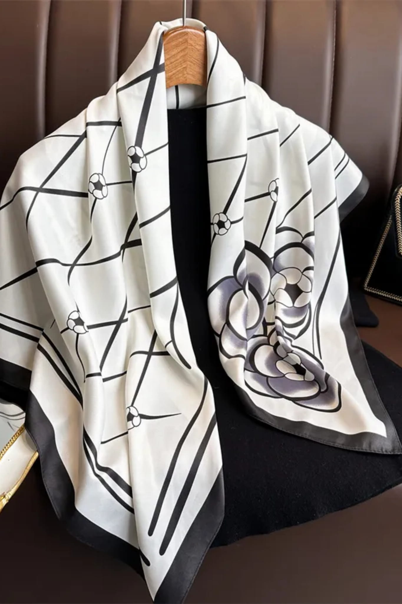 Apaszka, Model: F264-2//T37//16, Kolor: ekru, Skład materiału: 100% Poliester, Przeznaczenie: Wielosezonowe, Wymiary(długość/szerokość): 90cm/90cm