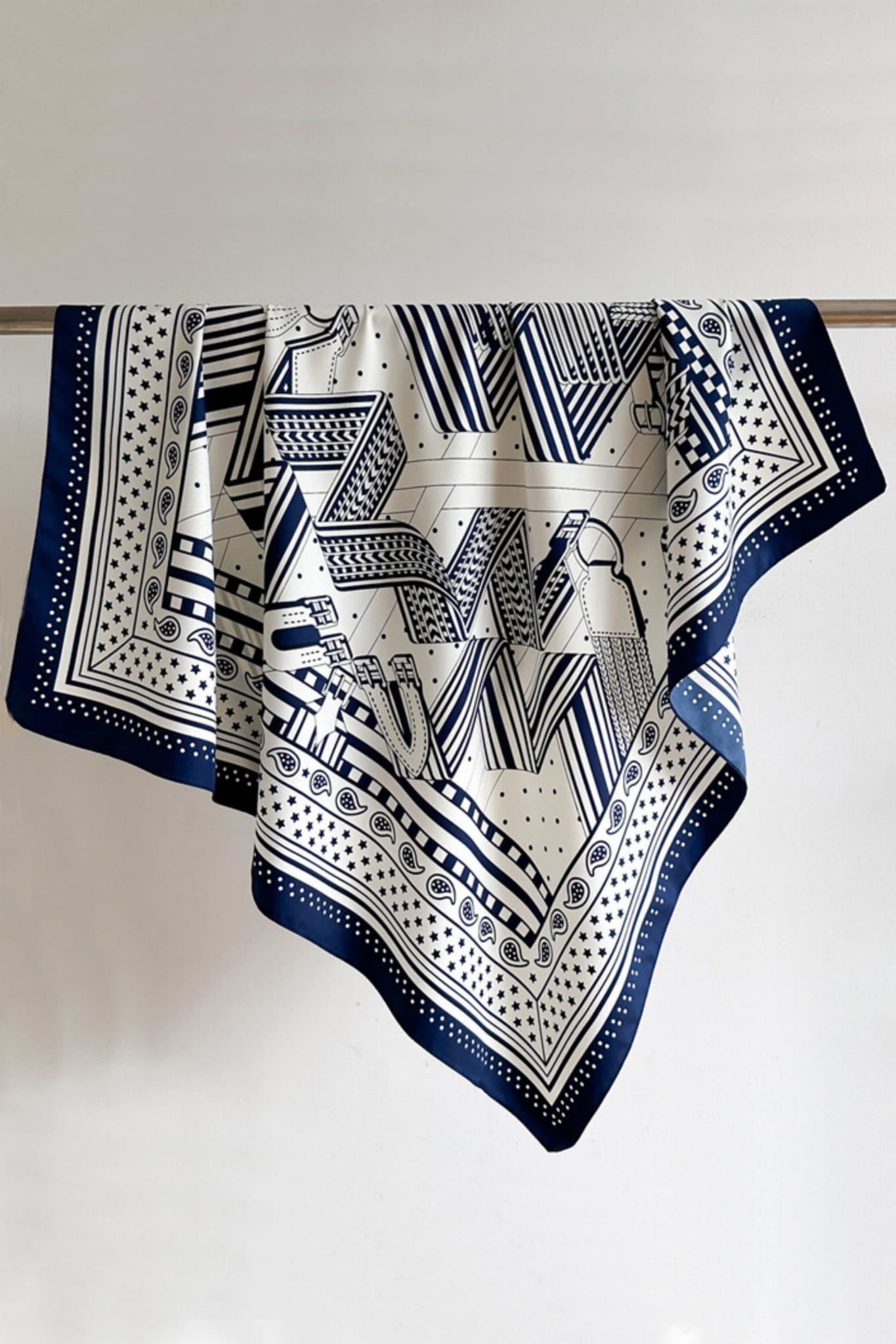 Apaszka, Model: F277-1//T37//16, Kolor: granatowy, Skład materiału: 100% Poliester, Przeznaczenie: Wielosezonowe, Wymiary(długość/szerokość): 90cm/90cm