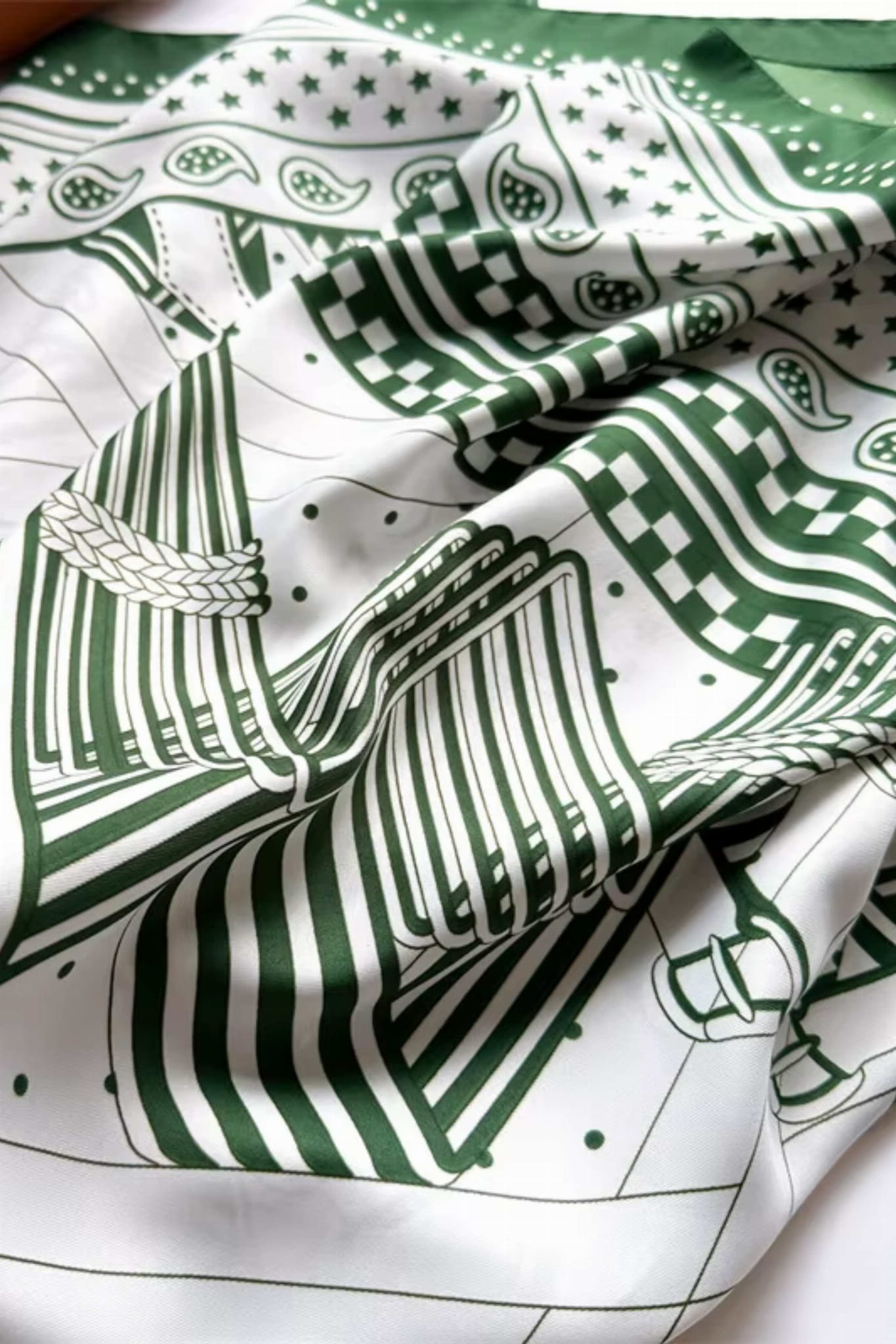 Apaszka w użyciu jako ozdoba włosów, prezentująca nowoczesny styl i wielosezonowe zastosowanie | KAMEA | Spironik.pl