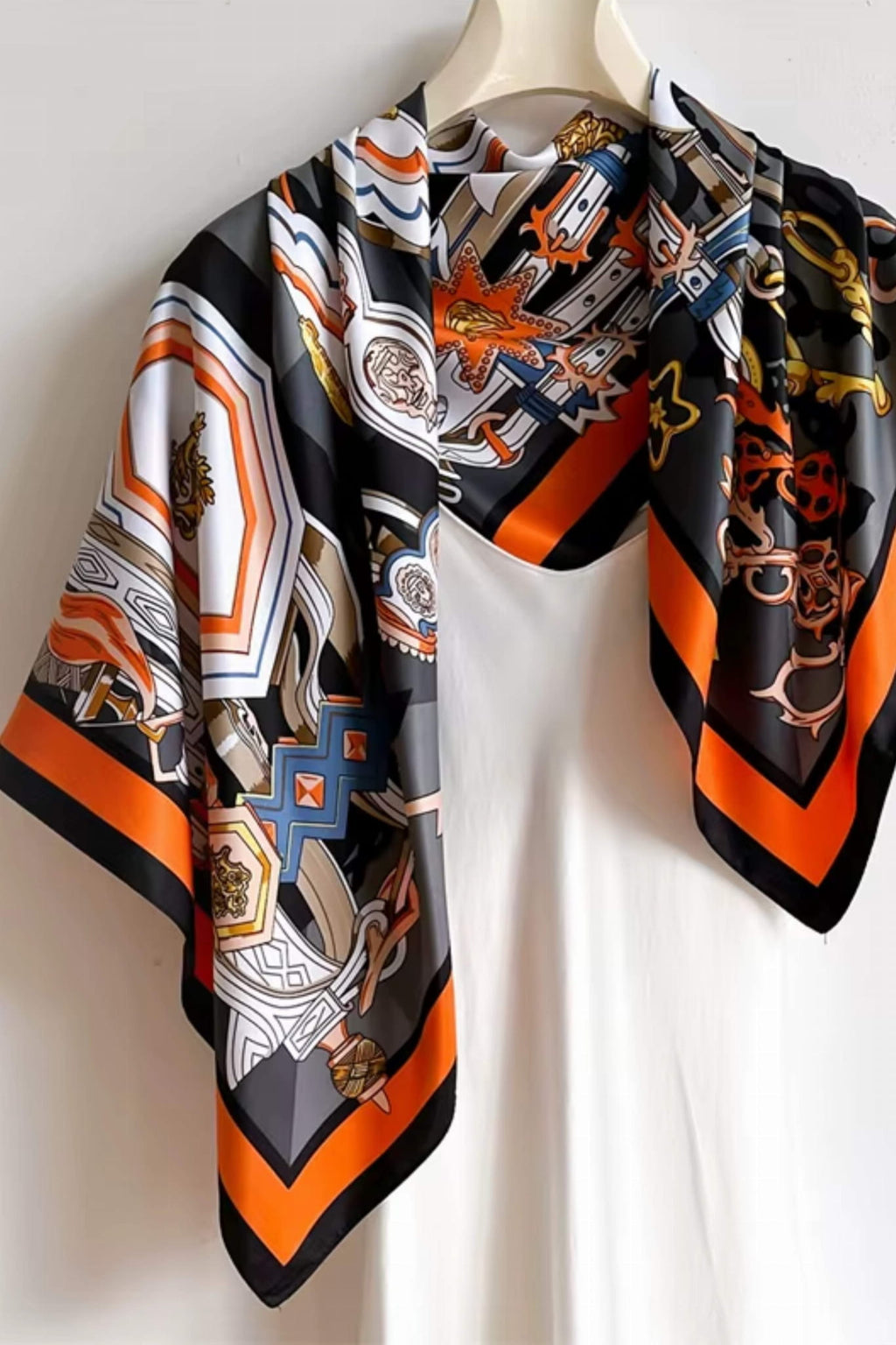 Apaszka, Model: F278-1//T36//15, Kolor: czarny, Skład materiału: 100% Poliester, Przeznaczenie: Wielosezonowe, Wymiary(długość/szerokość): 90cm/90cm