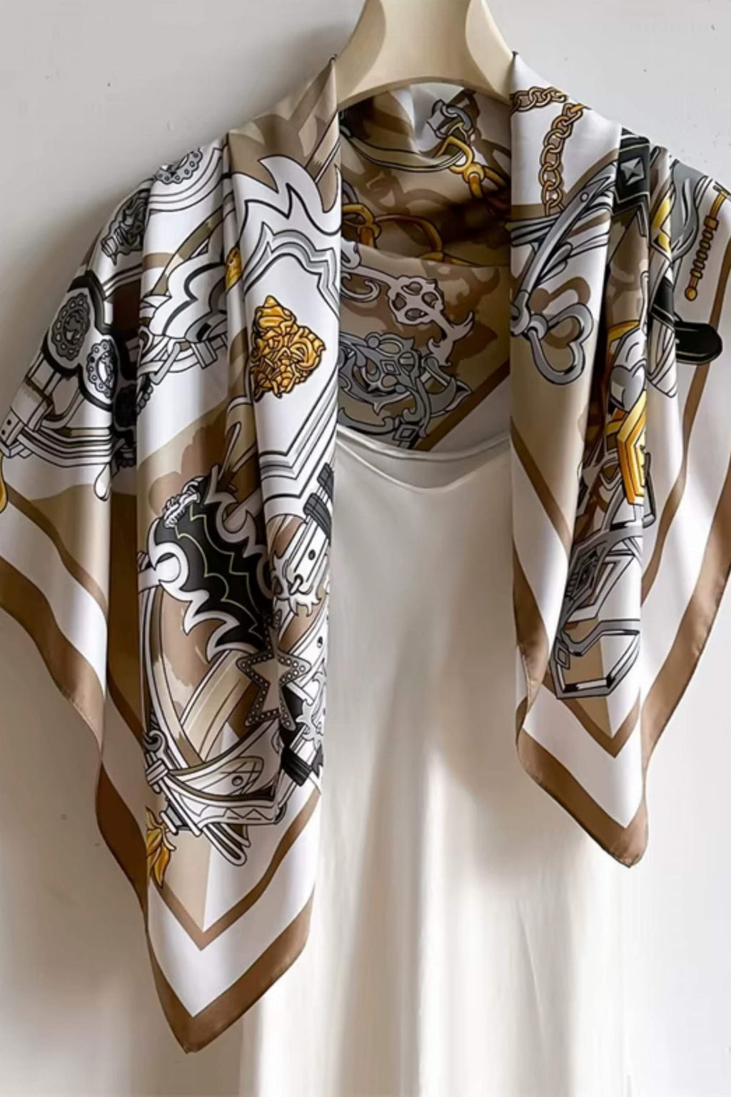 Apaszka, Model: F278-4//T36//15, Kolor: jasny brązowy, Skład materiału: 100% Poliester, Przeznaczenie: Wielosezonowe, Wymiary(długość/szerokość): 90cm/90cm