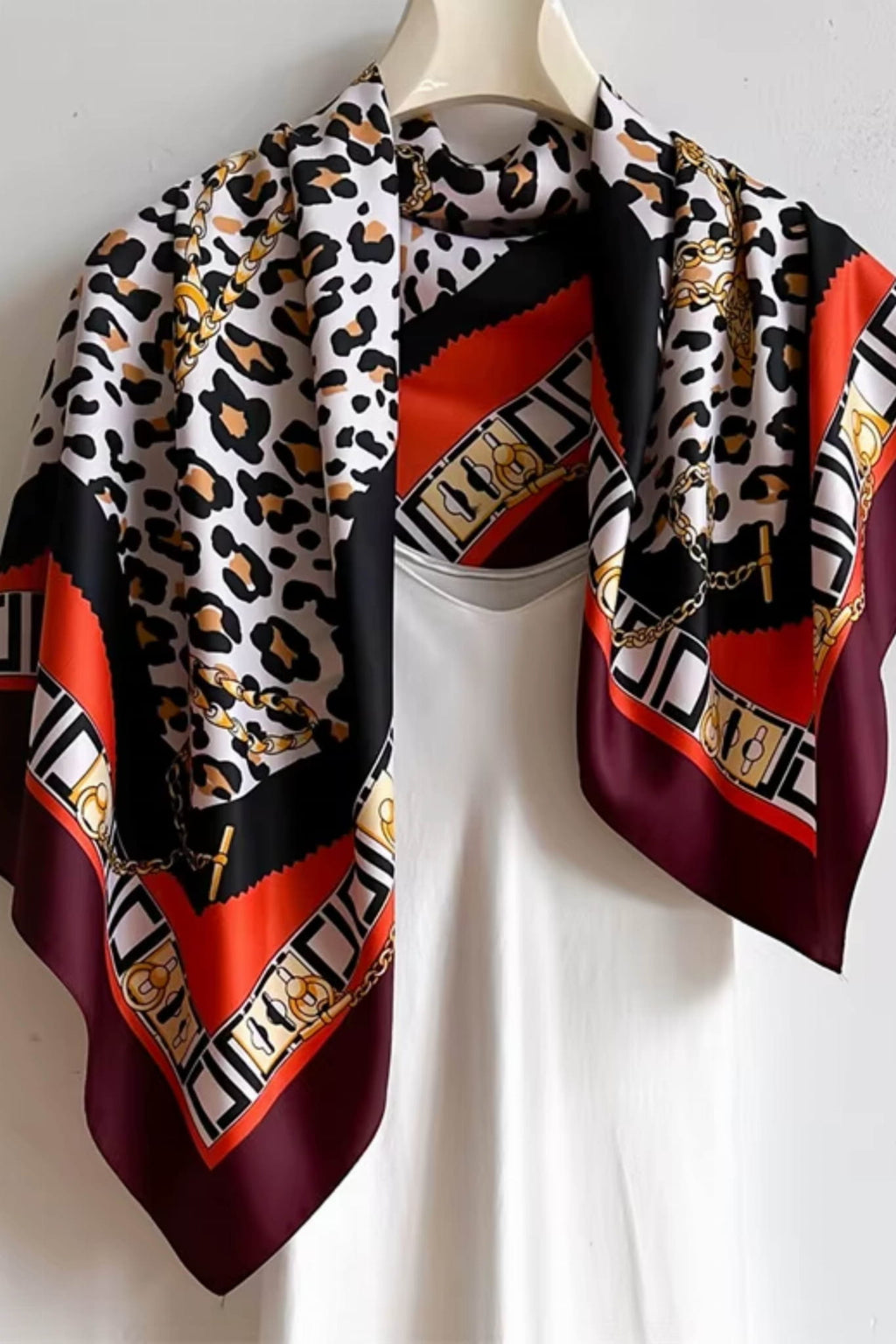 Detal apaszki z łańcuchami w stylu glamour, wykonanej z lekkiego satynowego poliestru | KAMEA | Spironik.pl