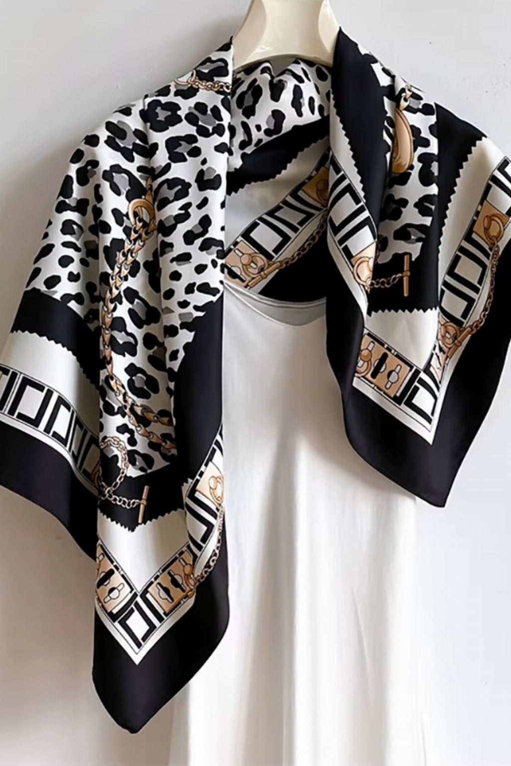 Apaszka, Model: F280-2//T36//15, Kolor: czarny, Skład materiału: 100% Poliester, Przeznaczenie: Wielosezonowe, Wymiary(długość/szerokość): 90cm/90cm