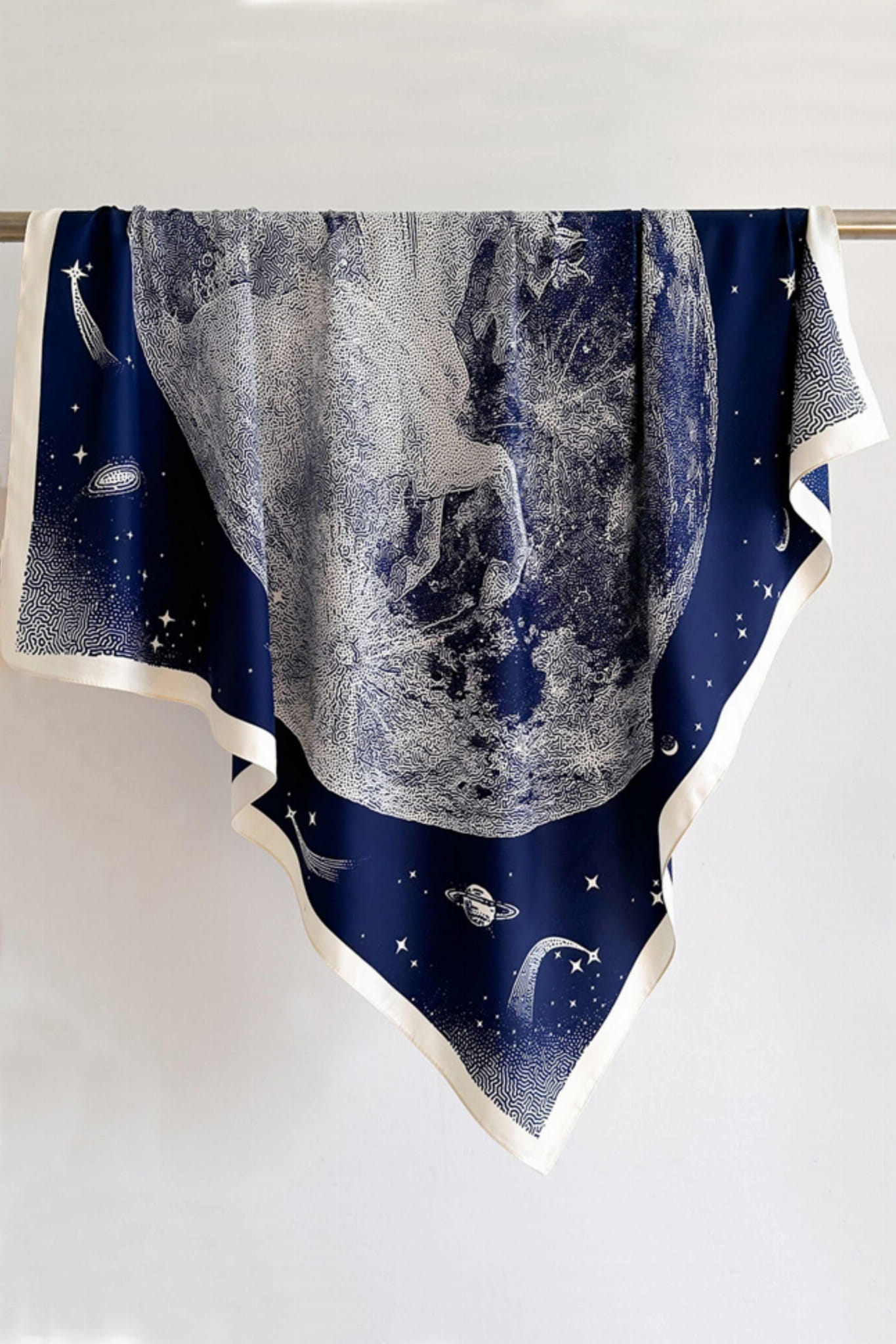 Apaszka, Model: F284-3//T38//17, Kolor: granatowy, Skład materiału: 100% Poliester, Przeznaczenie: Wielosezonowe, Wymiary(długość/szerokość): 90cm/90cm