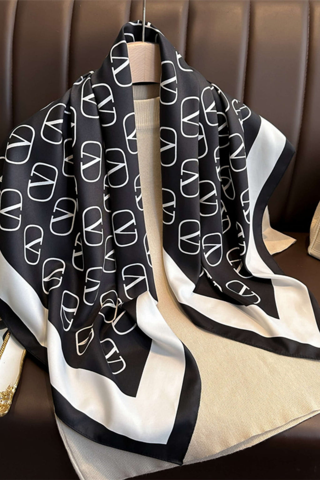 Apaszka, Model: F313-1//T38//17, Kolor: czarny, Skład materiału: 100% Poliester, Przeznaczenie: Wielosezonowe, Wymiary(długość/szerokość): 90cm/90cm