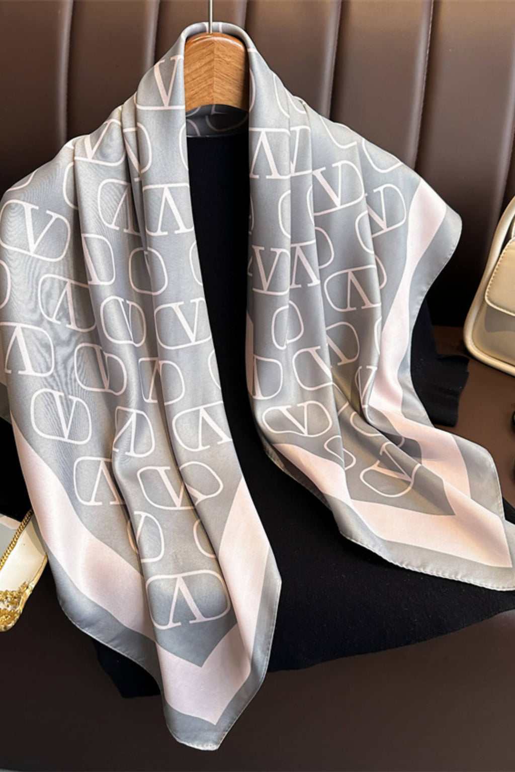 Apaszka, Model: F313-5//T38//17, Kolor: szary, Skład materiału: 100% Poliester, Przeznaczenie: Wielosezonowe, Wymiary(długość/szerokość): 90cm/90cm