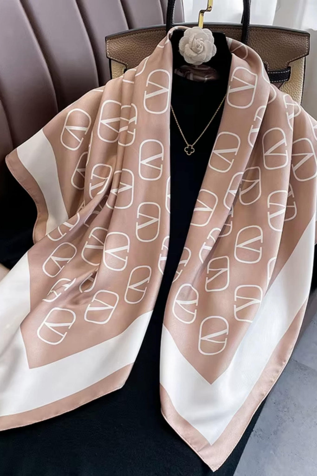 Apaszka, Model: F313-6//T38//17, Kolor: beżowy, Skład materiału: 100% Poliester, Przeznaczenie: Wielosezonowe, Wymiary(długość/szerokość): 90cm/90cm