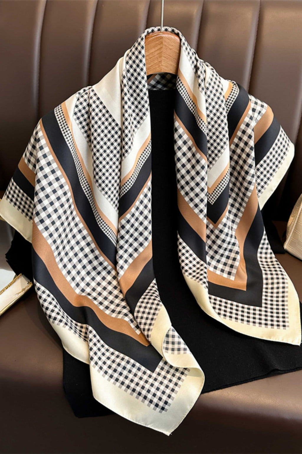 Apaszka, Model: F315-1//T37//16, Kolor: beżowy, Skład materiału: 100% Poliester, Przeznaczenie: Wielosezonowe, Wymiary(długość/szerokość): 90cm/90cm