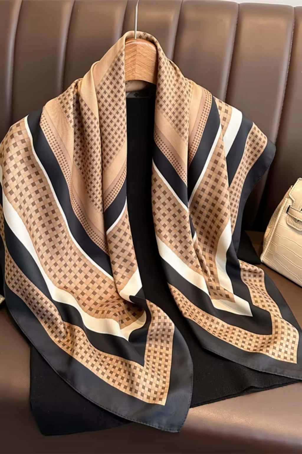 Apaszka, Model: F315-2//T37//16, Kolor: camelowy, Skład materiału: 100% Poliester, Przeznaczenie: Wielosezonowe, Wymiary(długość/szerokość): 90cm/90cm