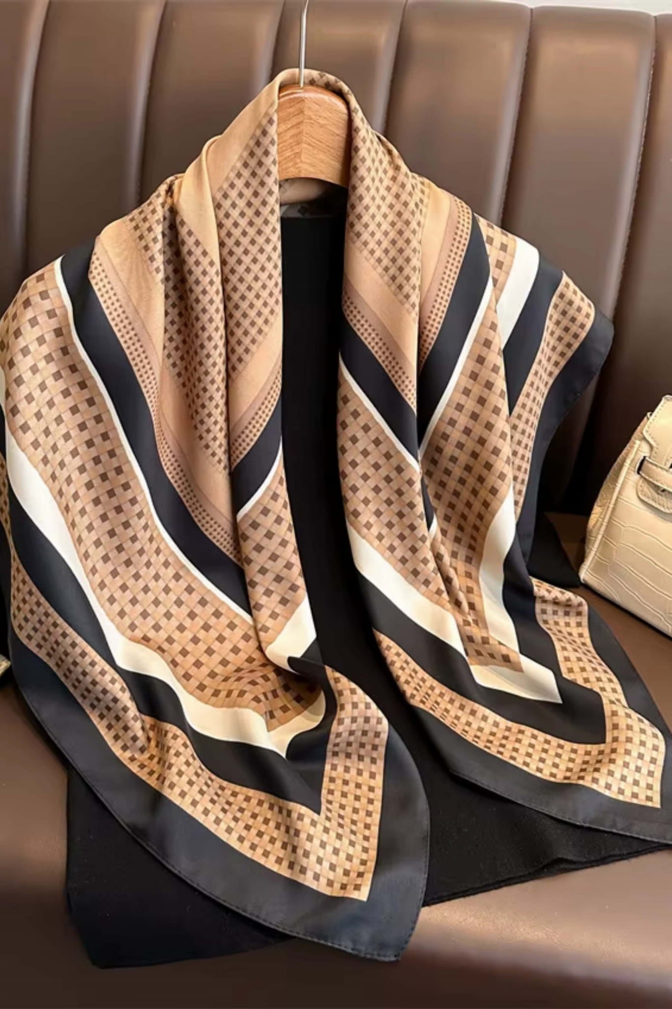 Apaszka, Model: F315-2//T37//16, Kolor: camelowy, Skład materiału: 100% Poliester, Przeznaczenie: Wielosezonowe, Wymiary(długość/szerokość): 90cm/90cm