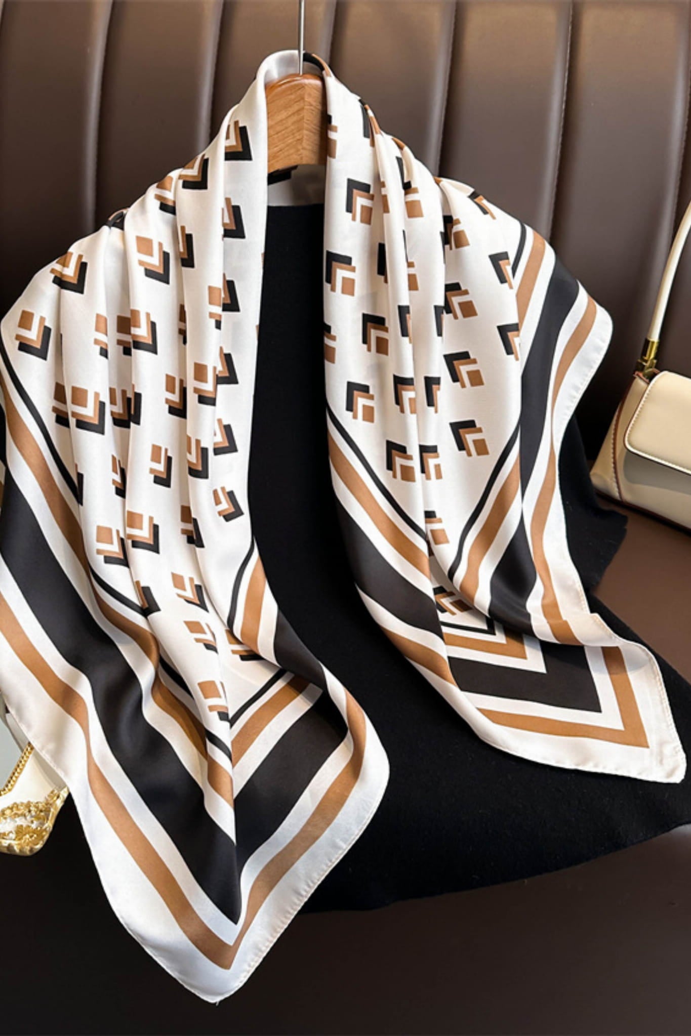 Apaszka, Model: F316-1//T36//15, Kolor: ekru, Skład materiału: 100% Poliester, Przeznaczenie: Wielosezonowe, Wymiary(długość/szerokość): 90cm/90cm