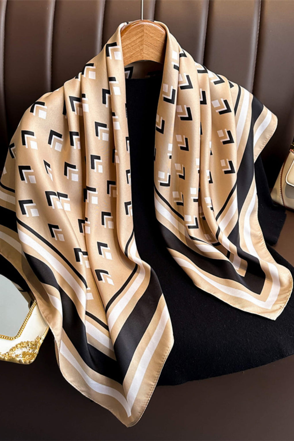 Apaszka, Model: F316-2//T36//15, Kolor: beżowy, Skład materiału: 100% Poliester, Przeznaczenie: Wielosezonowe, Wymiary(długość/szerokość): 90cm/90cm