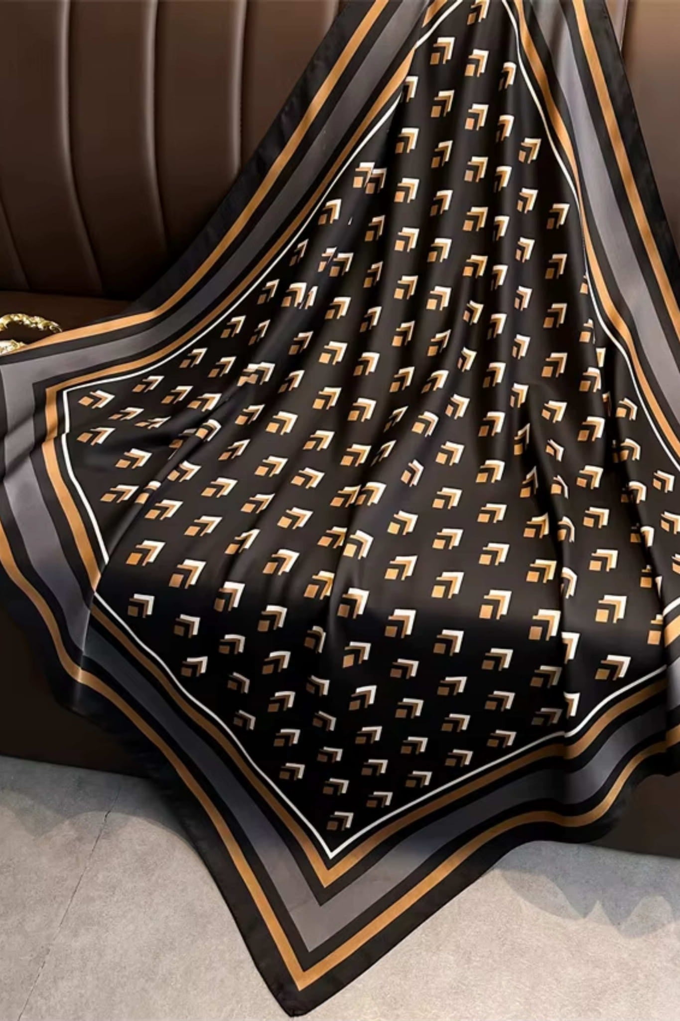 Detal apaszki z satyny ukazujący wyraziste geometryczne wzory w odcieniach ziemi | KAMEA | Spironik.pl