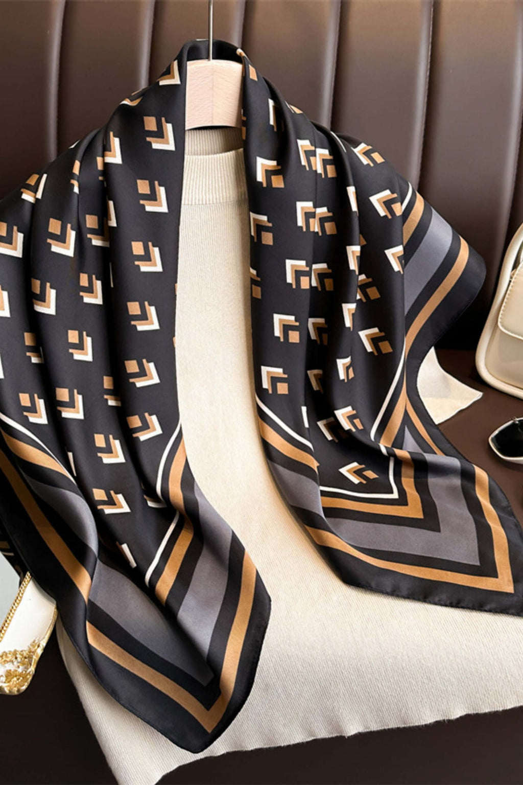 Apaszka, Model: F316-3//T36//15, Kolor: czarny, Skład materiału: 100% Poliester, Przeznaczenie: Wielosezonowe, Wymiary(długość/szerokość): 90cm/90cm