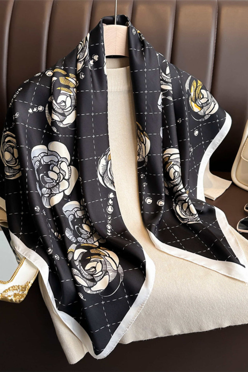 Detal apaszki 90x90 cm z imitacji jedwabiu, ukazujący subtelne perłowe akcenty | KAMEA | Spironik.pl