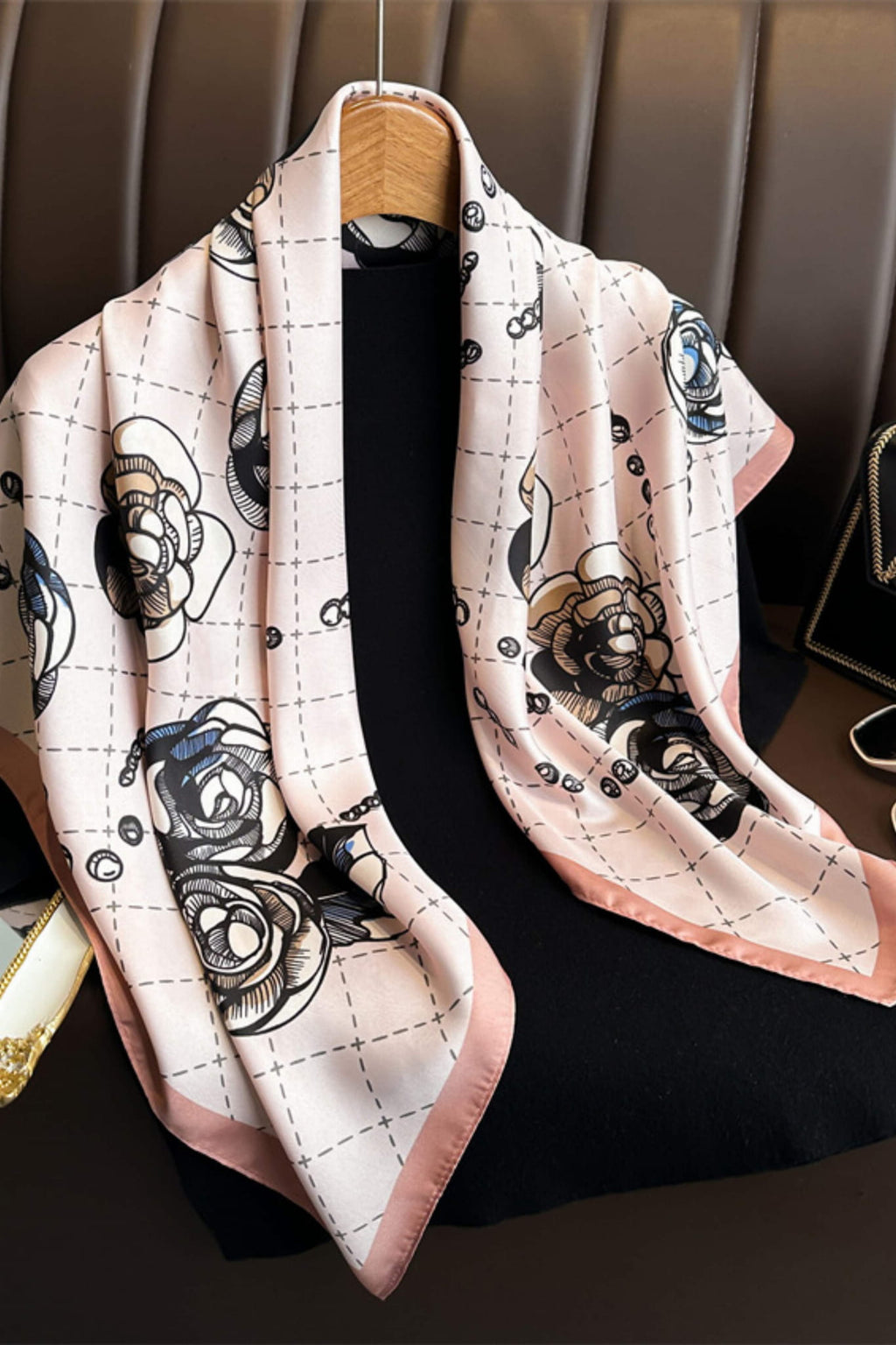 Apaszka, Model: F317-2//T38//17, Kolor: różowy, Skład materiału: 100% Poliester, Przeznaczenie: Wielosezonowe, Wymiary(długość/szerokość): 90cm/90cm