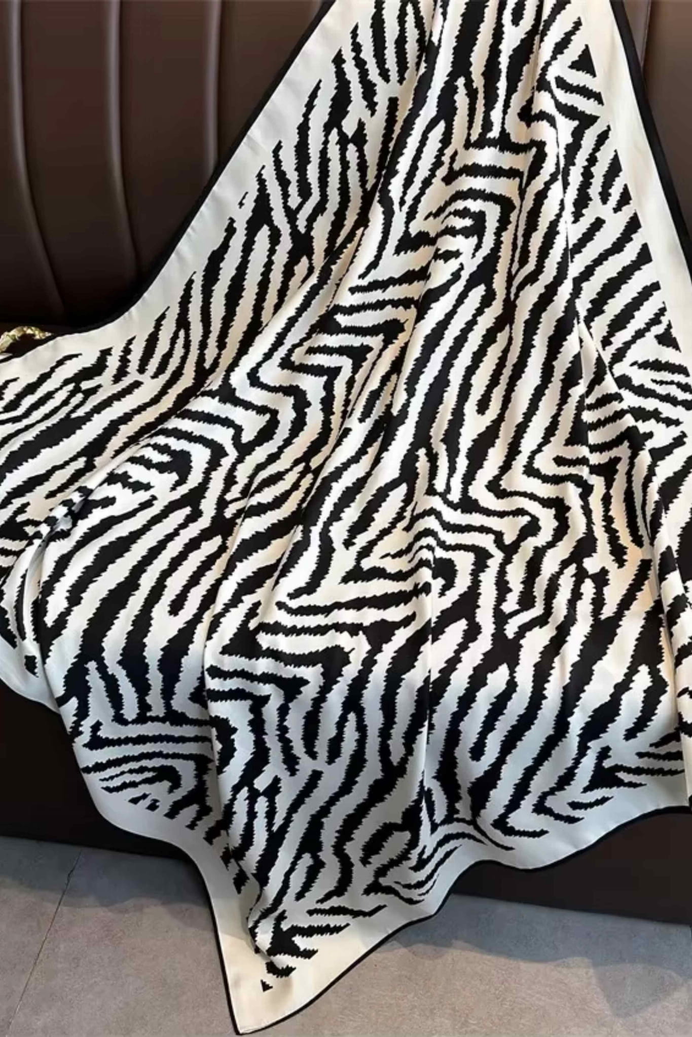 Detal apaszki 90x90 cm, ukazujący miękką fakturę materiału imitującego jedwab | KAMEA | Spironik.pl