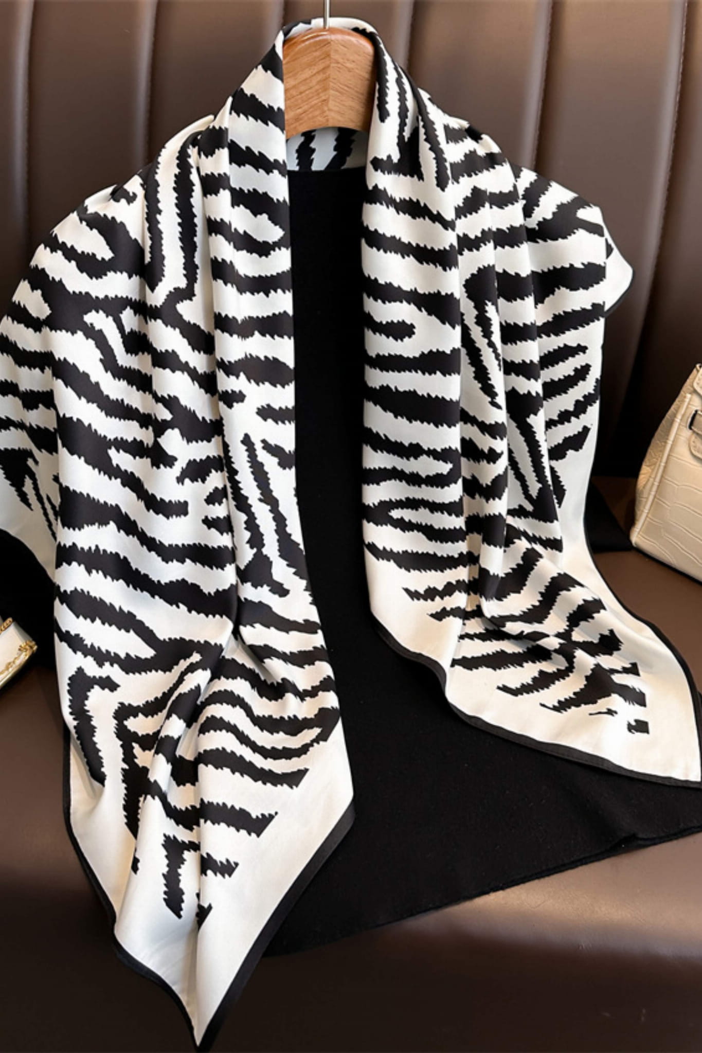 Apaszka, Model: F319//T38//17, Kolor: ekru, Skład materiału: 100% Poliester, Przeznaczenie: Wielosezonowe, Wymiary(długość/szerokość): 90cm/90cm