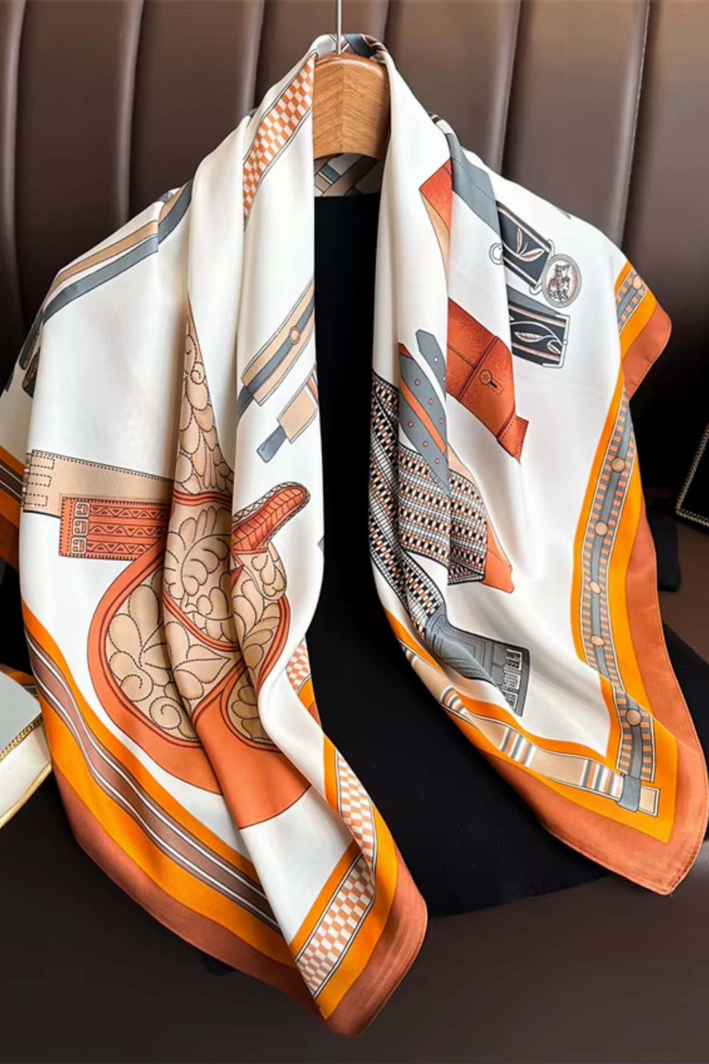 Apaszka, Model: F320-2//T38//17, Kolor: rudy, Skład materiału: 100% Poliester, Przeznaczenie: Wielosezonowe, Wymiary(długość/szerokość): 90cm/90cm