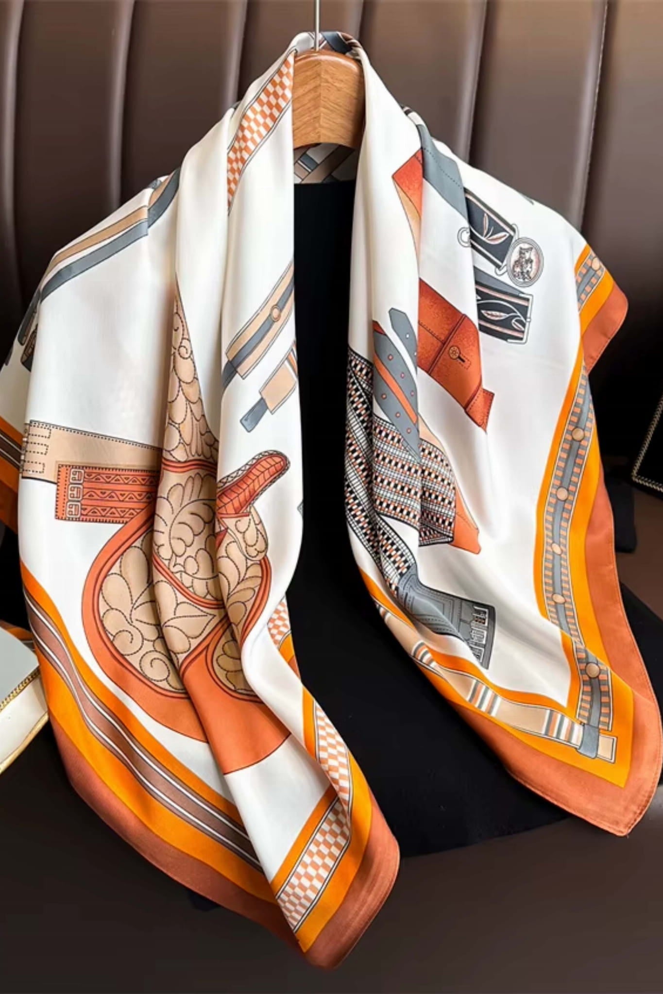 Apaszka, Model: F320-2//T38//17, Kolor: rudy, Skład materiału: 100% Poliester, Przeznaczenie: Wielosezonowe, Wymiary(długość/szerokość): 90cm/90cm