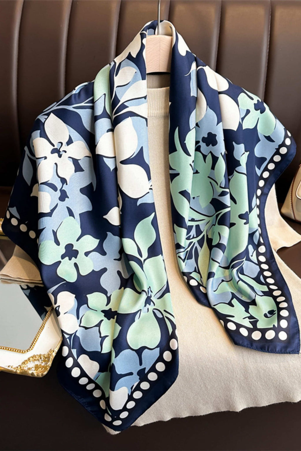 Apaszka, Model: F322-2//T38//17, Kolor: granatowy, Skład materiału: 100% Poliester, Przeznaczenie: Wielosezonowe, Wymiary(długość/szerokość): 90cm/90cm