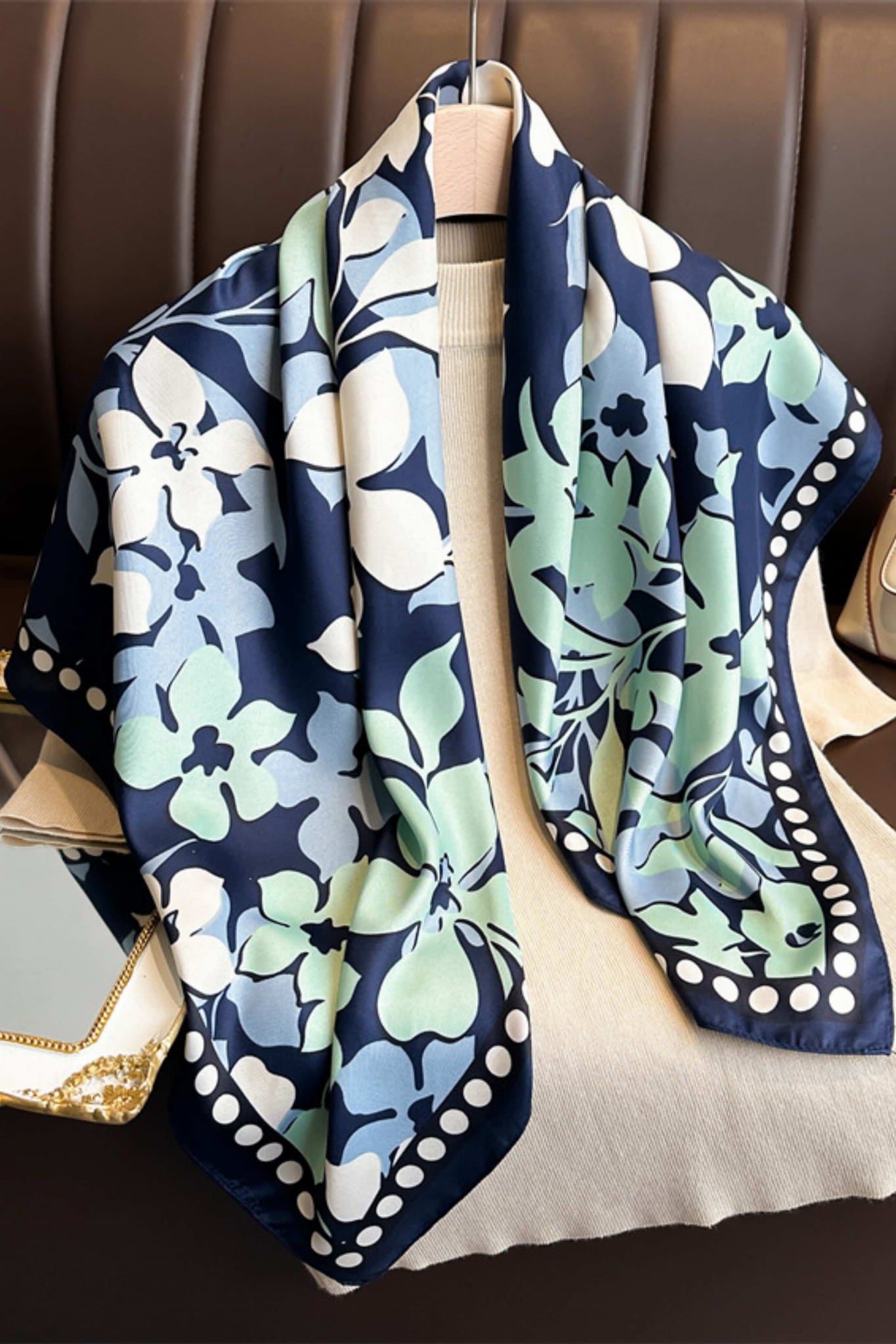 Apaszka, Model: F322-2//T38//17, Kolor: granatowy, Skład materiału: 100% Poliester, Przeznaczenie: Wielosezonowe, Wymiary(długość/szerokość): 90cm/90cm