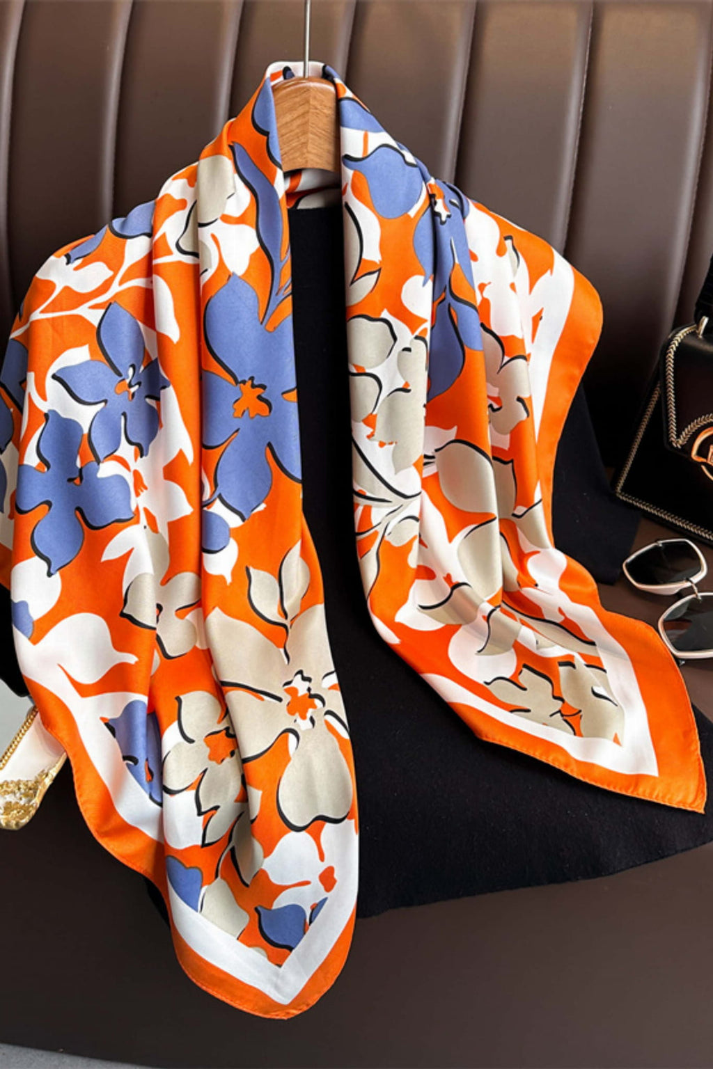 Kwiatowy wzór apaszki 90x90 cm z imitacji jedwabiu, idealny na letnie stylizacje | KAMEA | Spironik.pl