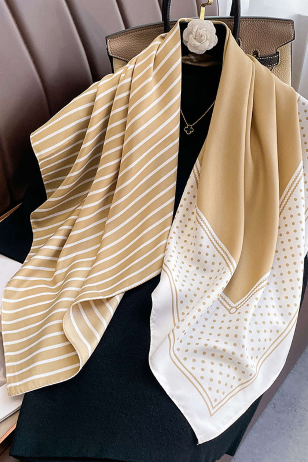 Apaszka, Model: F338-1//T35//14, Kolor: beżowy, Skład materiału: 100% Poliester, Przeznaczenie: Wielosezonowe, Wymiary(długość/szerokość): 90cm/90cm