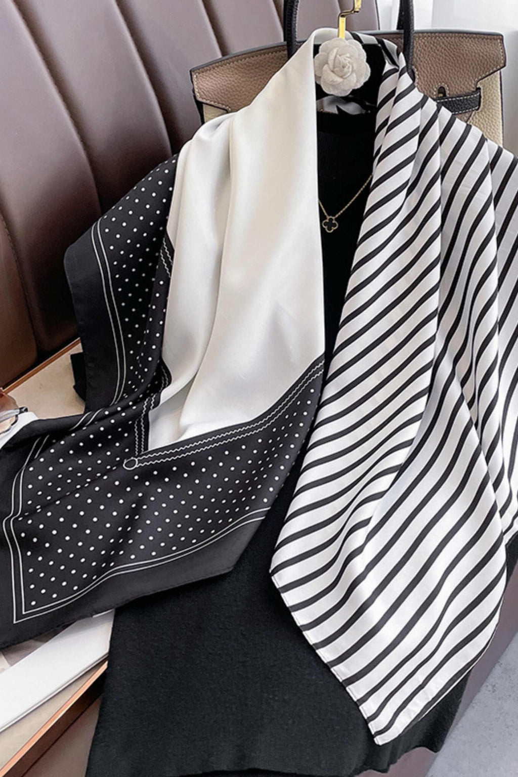 Apaszka, Model: F338-3//T35//14, Kolor: czarny, Skład materiału: 100% Poliester, Przeznaczenie: Wielosezonowe, Wymiary(długość/szerokość): 90cm/90cm (Apaszka, zdjęcie 2)