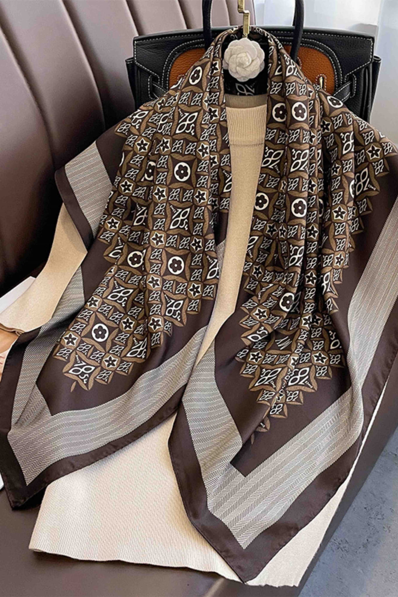 Apaszka, Model: F344-1//T35//14, Kolor: ciemny brązowy, Skład materiału: 100% Poliester, Przeznaczenie: Wielosezonowe, Wymiary(długość/szerokość): 90cm/90cm