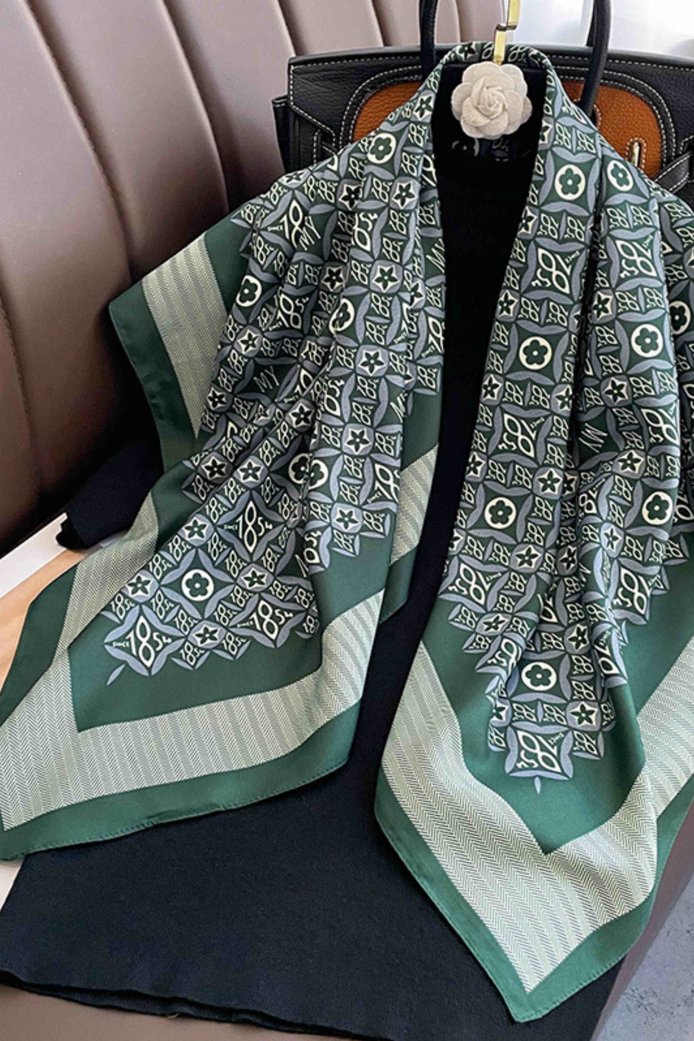 Apaszka, Model: F344-2//T35//14, Kolor: ciemny zielony, Skład materiału: 100% Poliester, Przeznaczenie: Wielosezonowe, Wymiary(długość/szerokość): 90cm/90cm (Apaszka, zdjęcie 2)