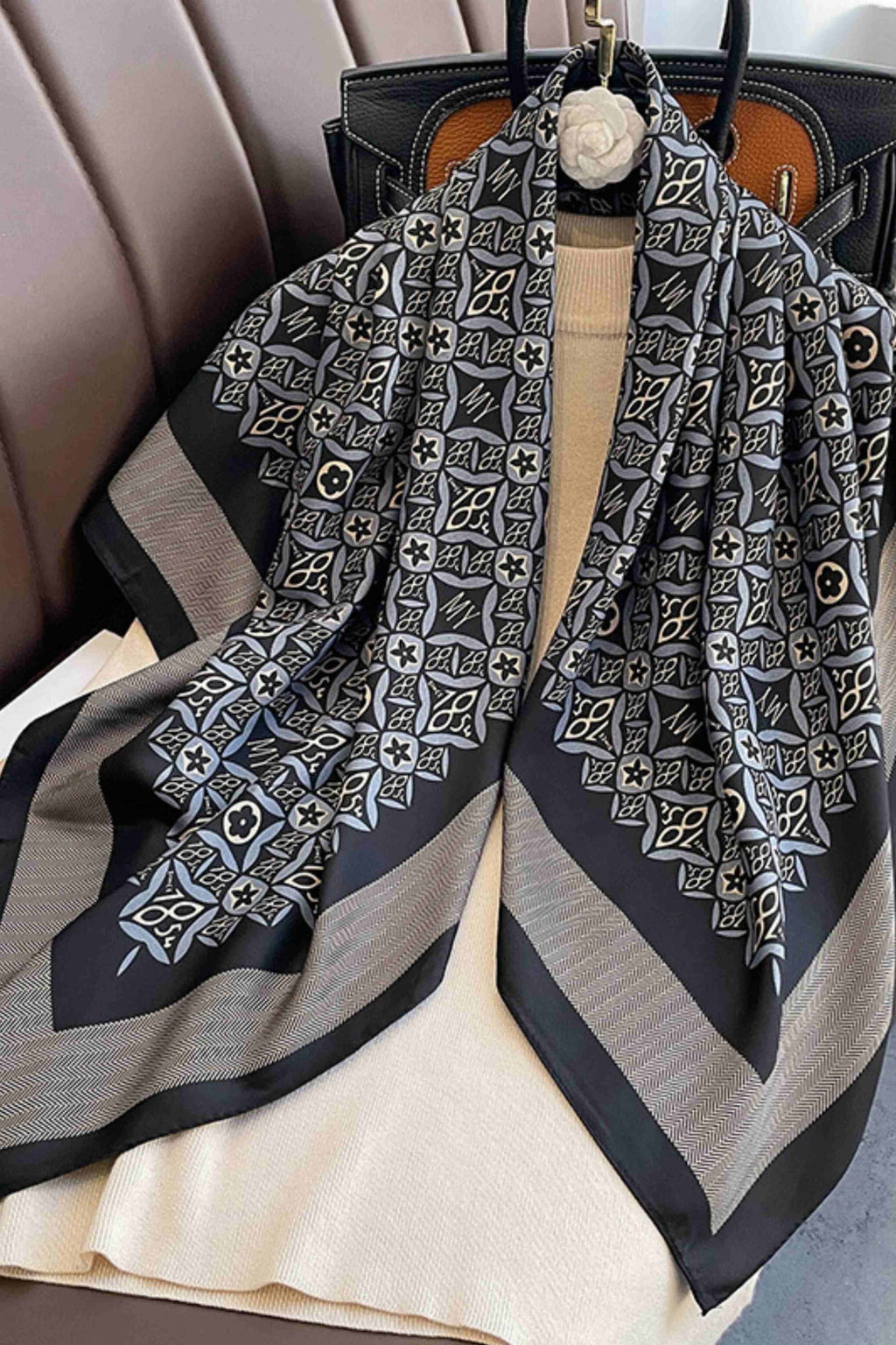 Apaszka, Model: F344-3//T35//14, Kolor: czarny, Skład materiału: 100% Poliester, Przeznaczenie: Wielosezonowe, Wymiary(długość/szerokość): 90cm/90cm