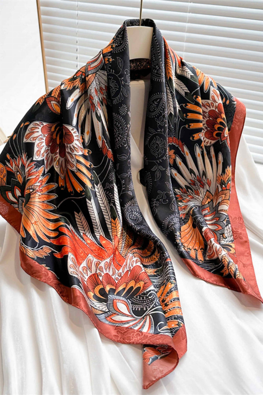 Apaszka, Model: F371//T39//18, Kolor: rudy, Skład materiału: 100% Poliester, Przeznaczenie: Wielosezonowe, Wymiary(długość/szerokość): 90cm/90cm