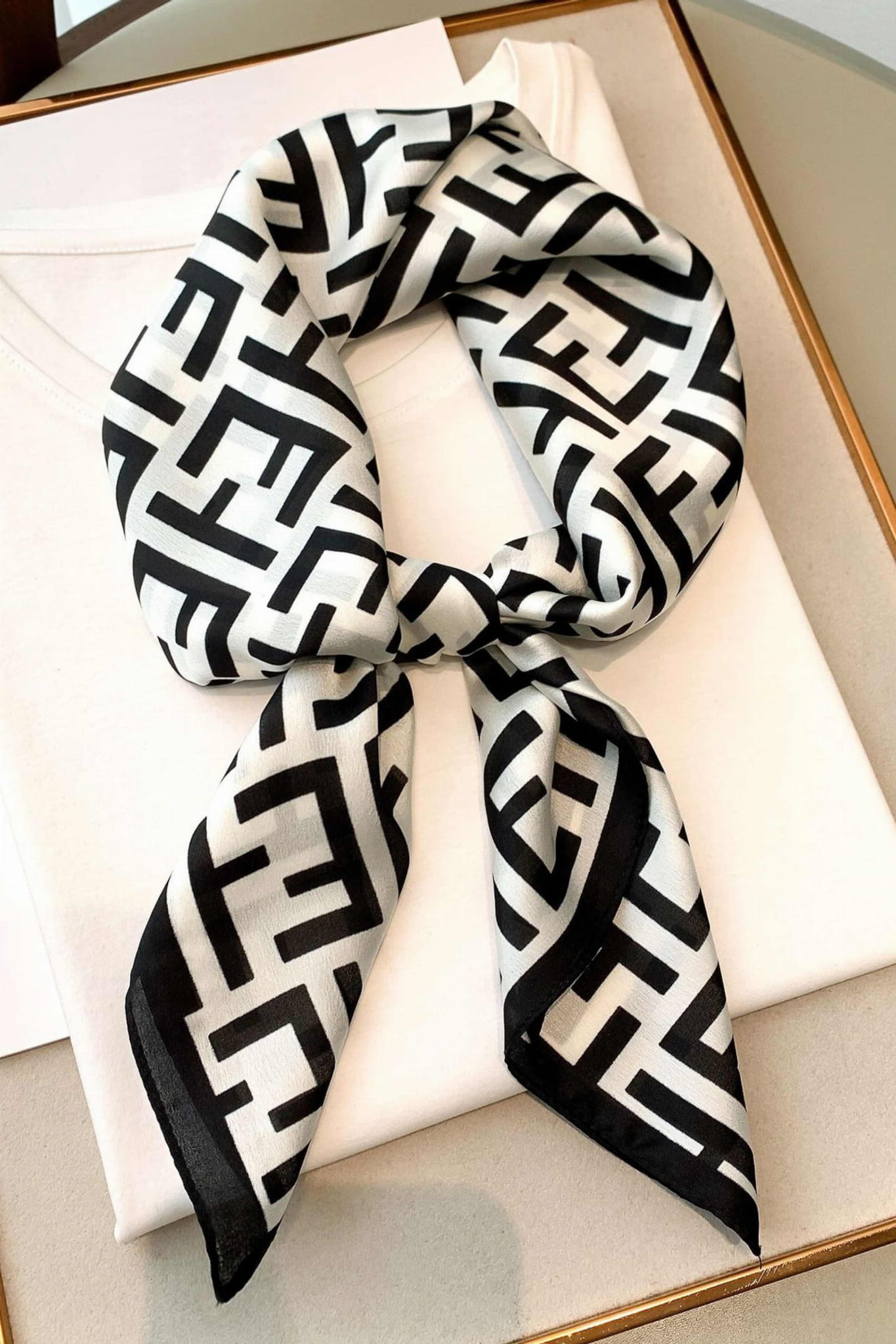 Apaszka, Model: FJ094-2//T40//19, Kolor: czarny, Skład materiału: 100% Poliester, Przeznaczenie: Wielosezonowe, Wymiary(długość/szerokość): 70cm/70cm