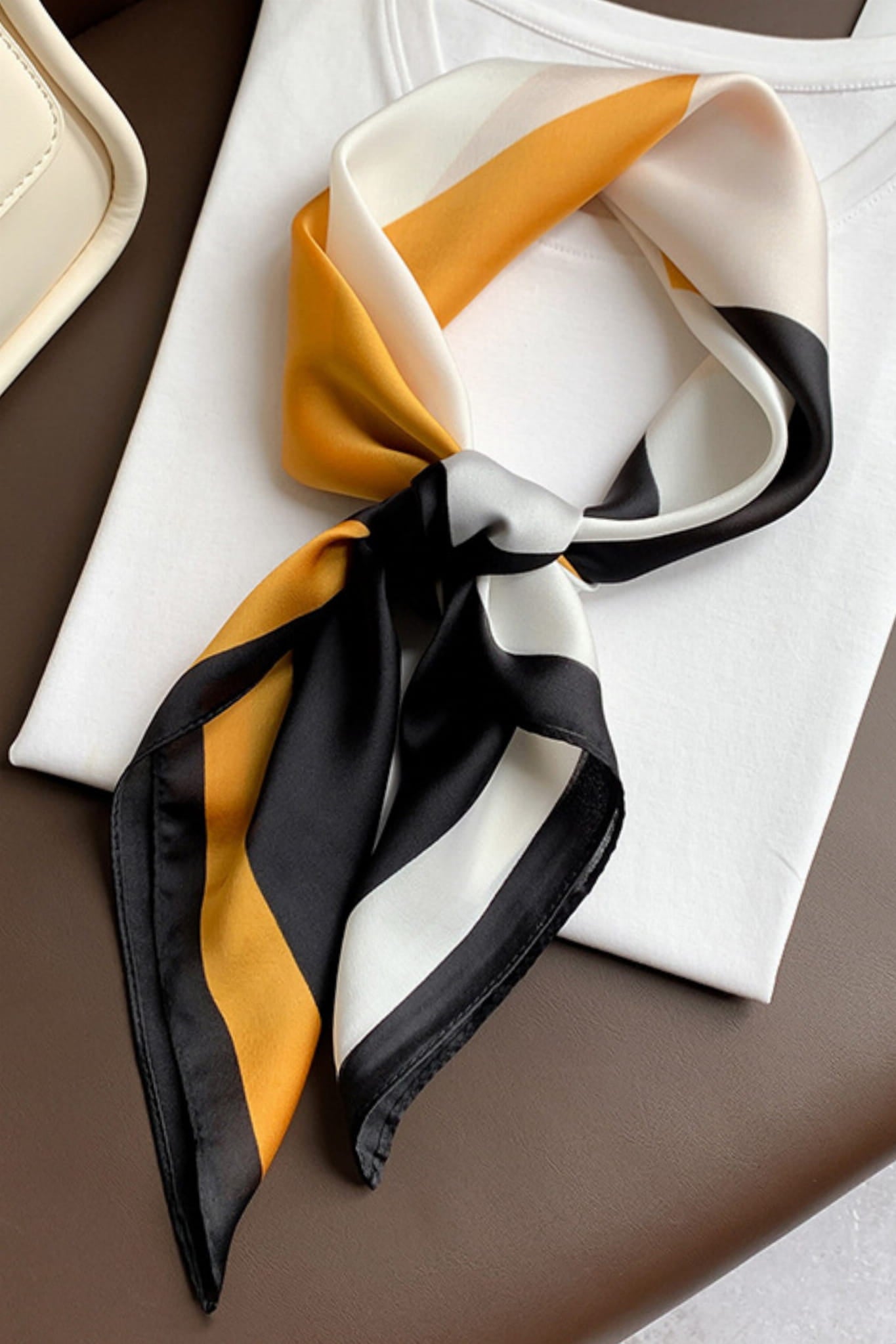 Apaszka, Model: FJ116-2//T40//19, Kolor: żółty, Skład materiału: 100% Poliester, Przeznaczenie: Wielosezonowe, Wymiary(długość/szerokość): 70cm/70cm