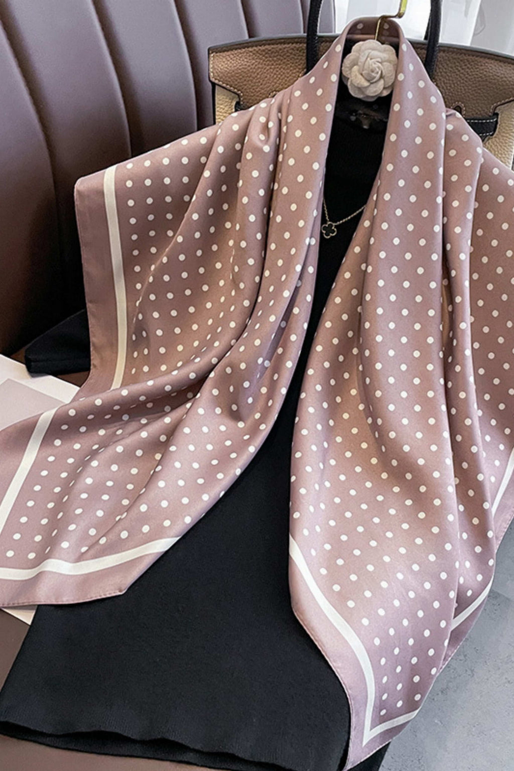 Apaszka, Model: F359-2//T38//17, Kolor: różowy, Skład materiału: 100% Poliester, Przeznaczenie: Wielosezonowe, Wymiary(długość/szerokość): 90cm/90cm