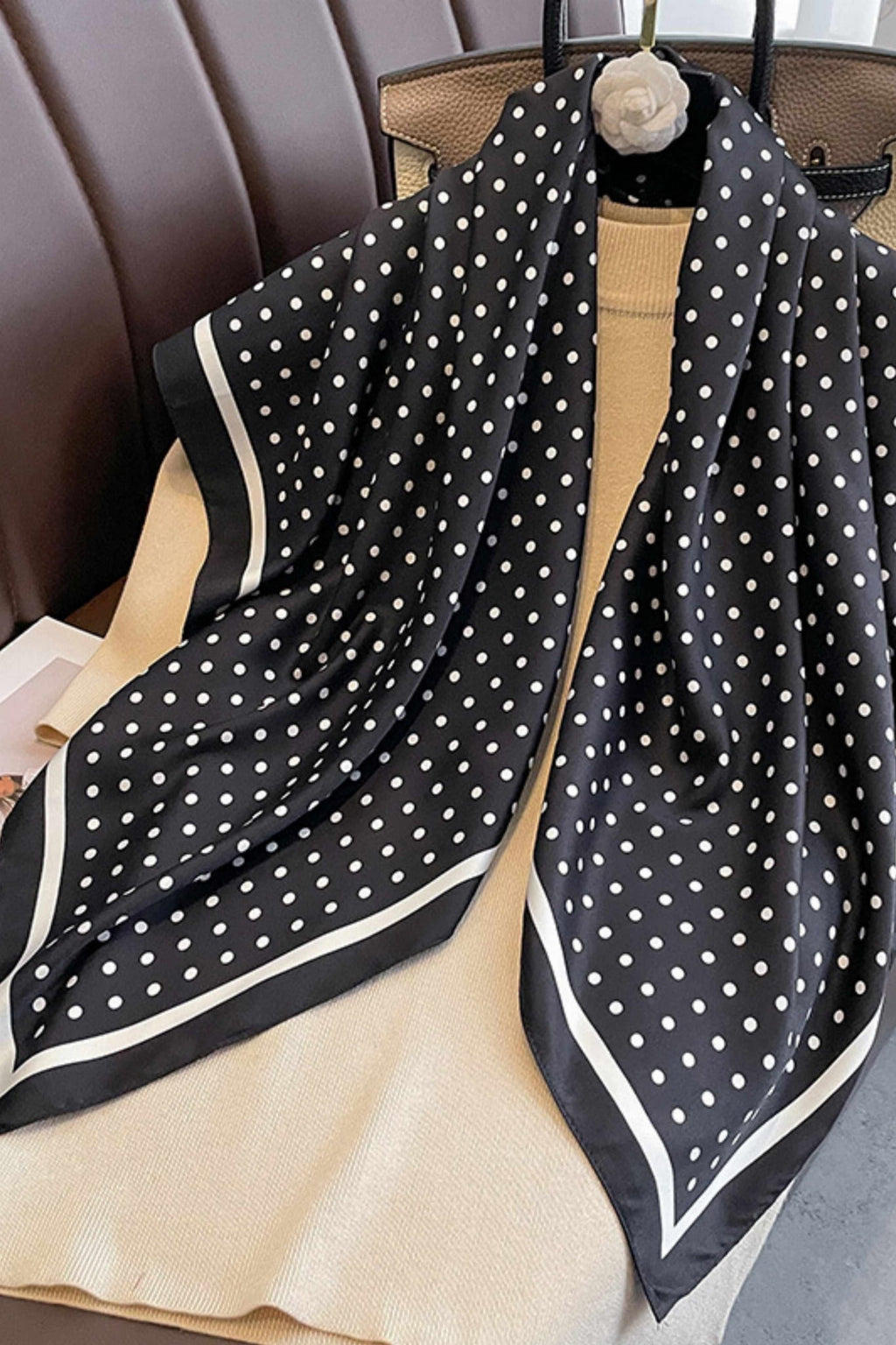 Apaszka, Model: F359-4//T39//18, Kolor: czarny, Skład materiału: 100% Poliester, Przeznaczenie: Wielosezonowe, Wymiary(długość/szerokość): 90cm/90cm