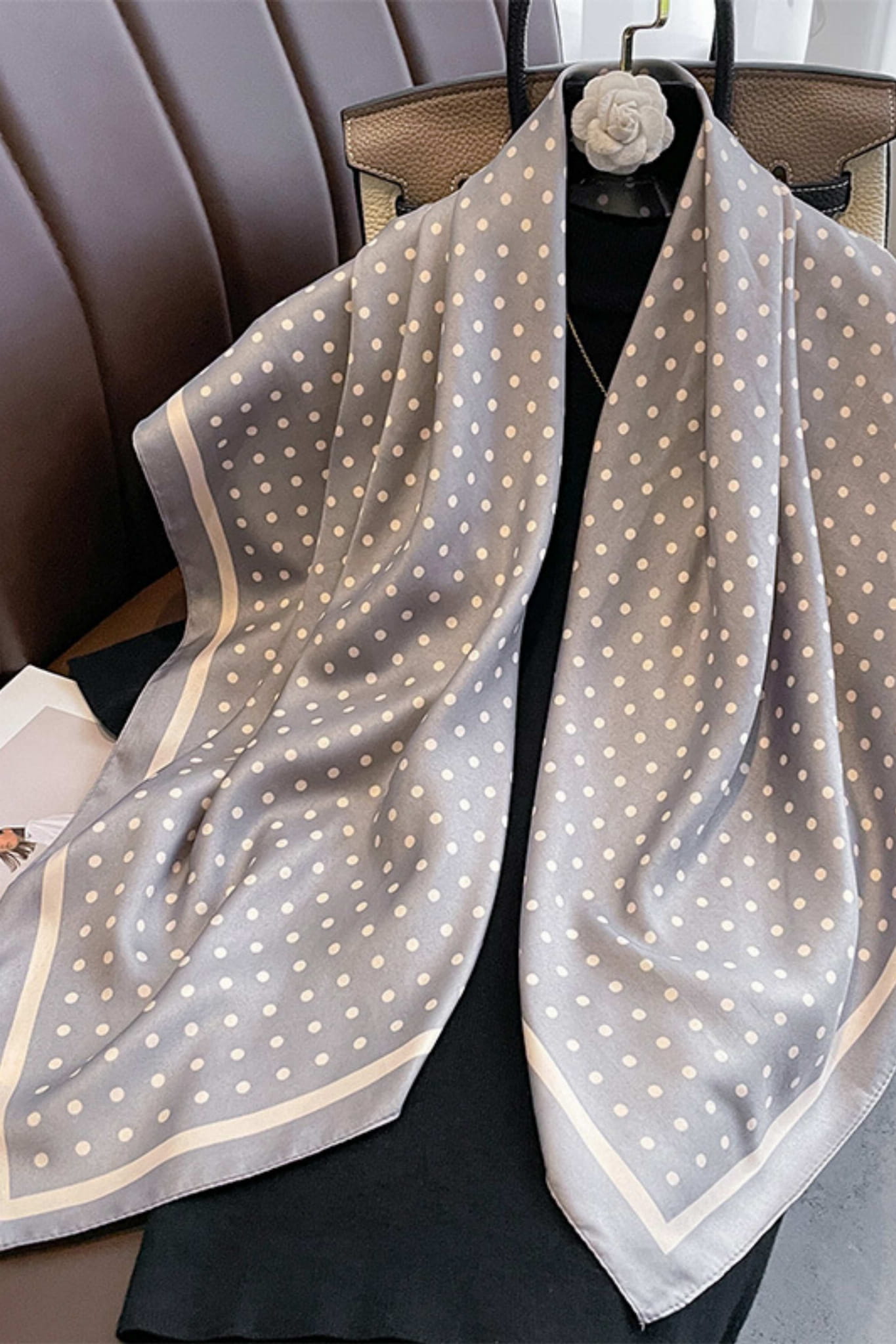 Detal apaszki w szare groszki, ukazujący delikatny połysk materiału i elegancki wzór | KAMEA | Spironik.pl