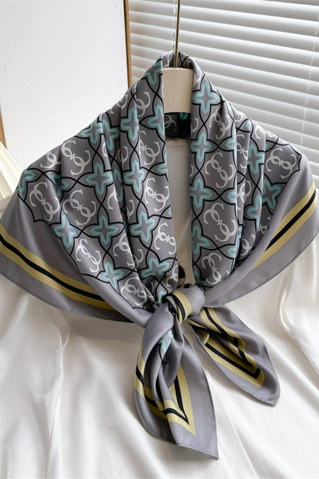 Apaszka, Model: F367-1//T39//18, Kolor: szary, Skład materiału: 100% Poliester, Przeznaczenie: Wielosezonowe, Wymiary(długość/szerokość): 90cm/90cm